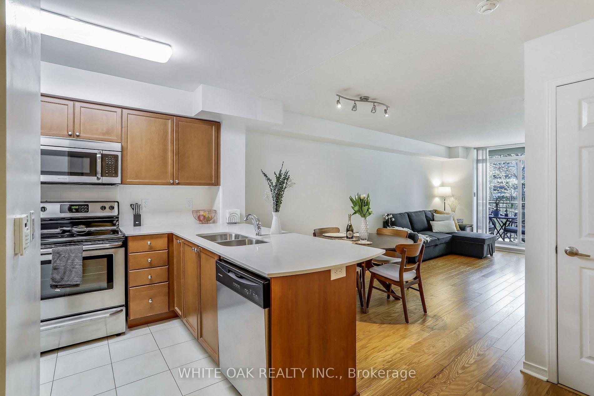 73 King William Cres, #208