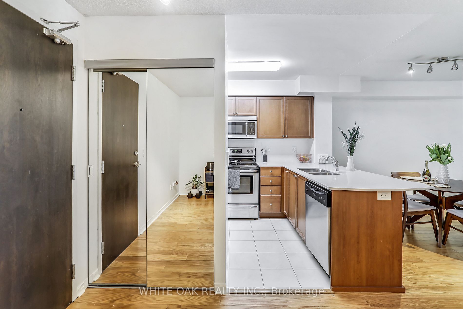 73 King William Cres, #208