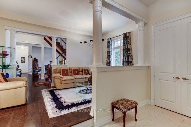 87 Strawbridge Farm Drive N