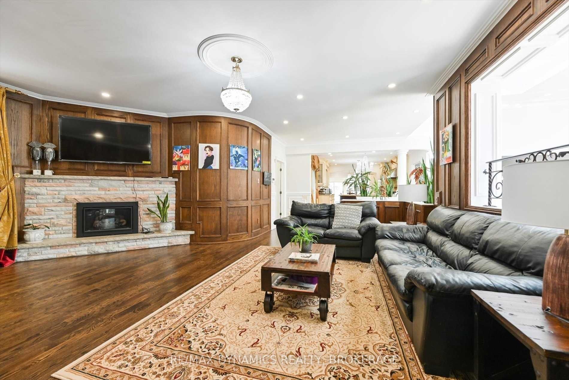 305 Woodland Acres Crescent