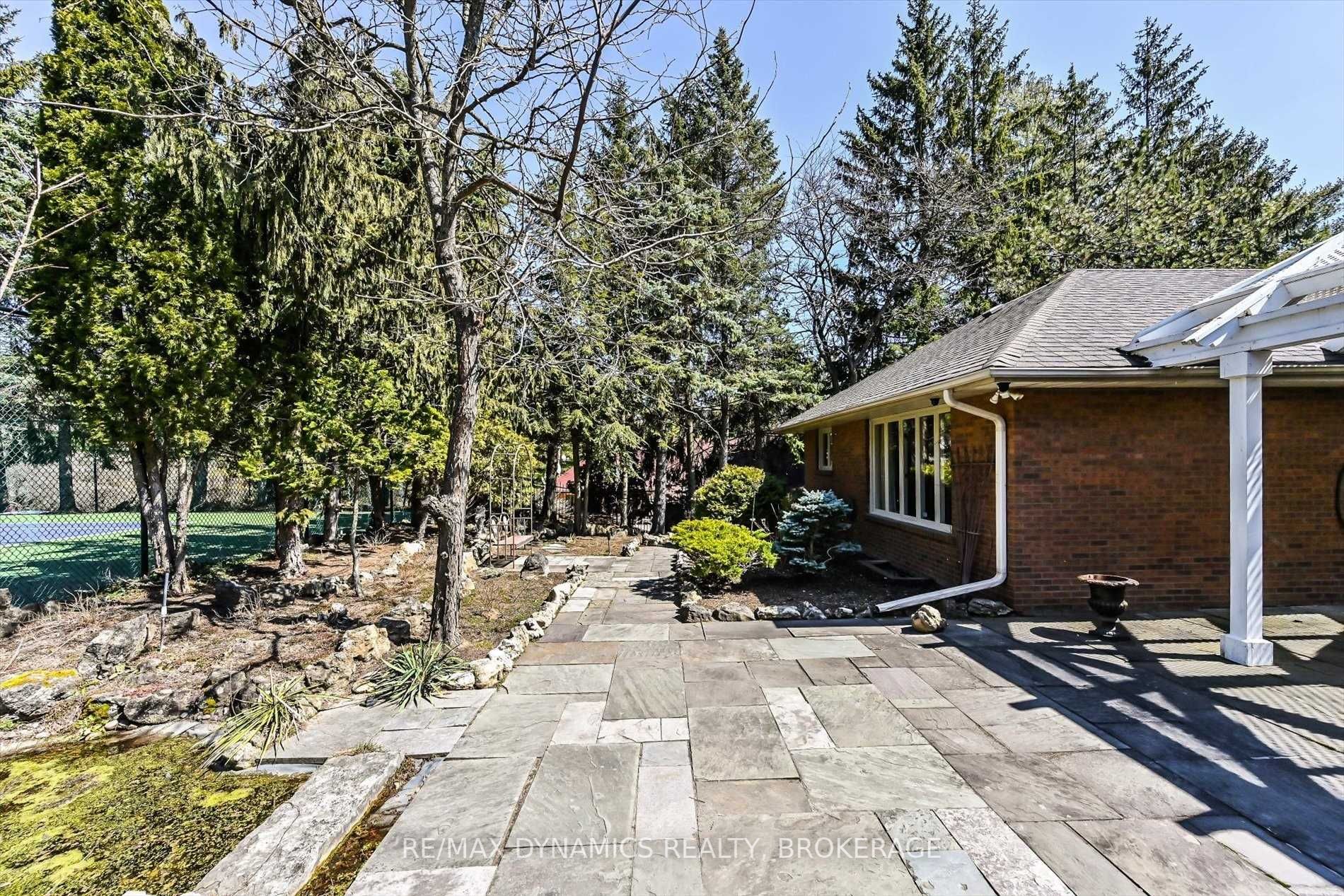 305 Woodland Acres Crescent