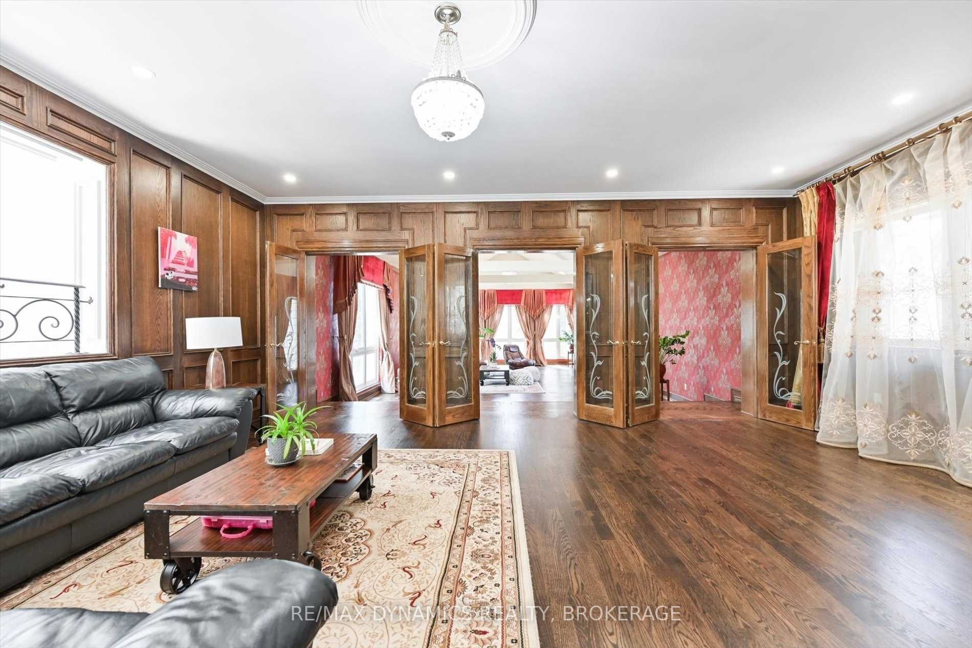 305 Woodland Acres Crescent