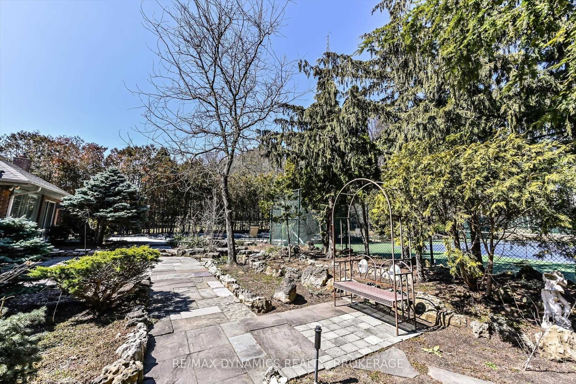 305 Woodland Acres Crescent