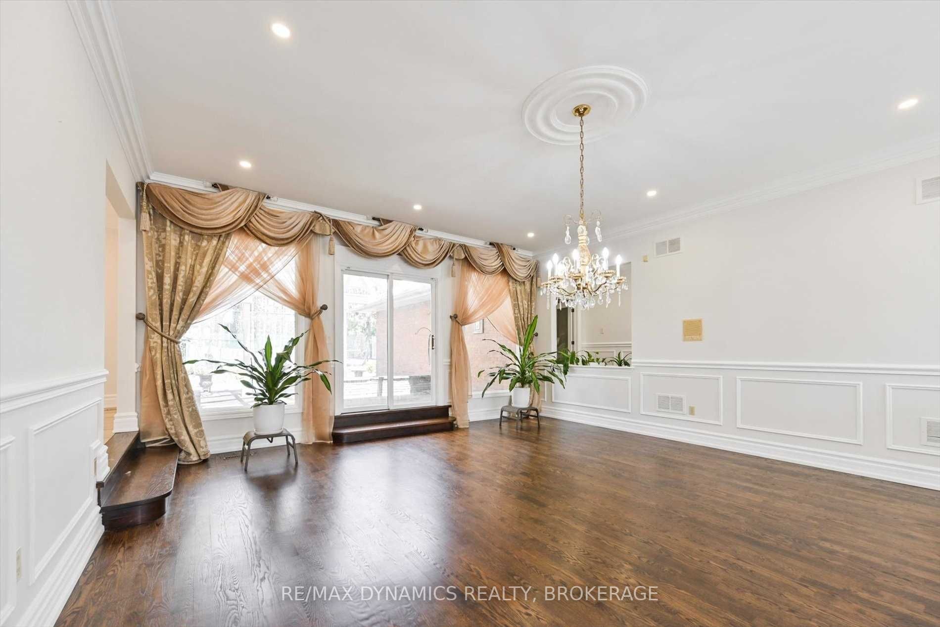 305 Woodland Acres Crescent