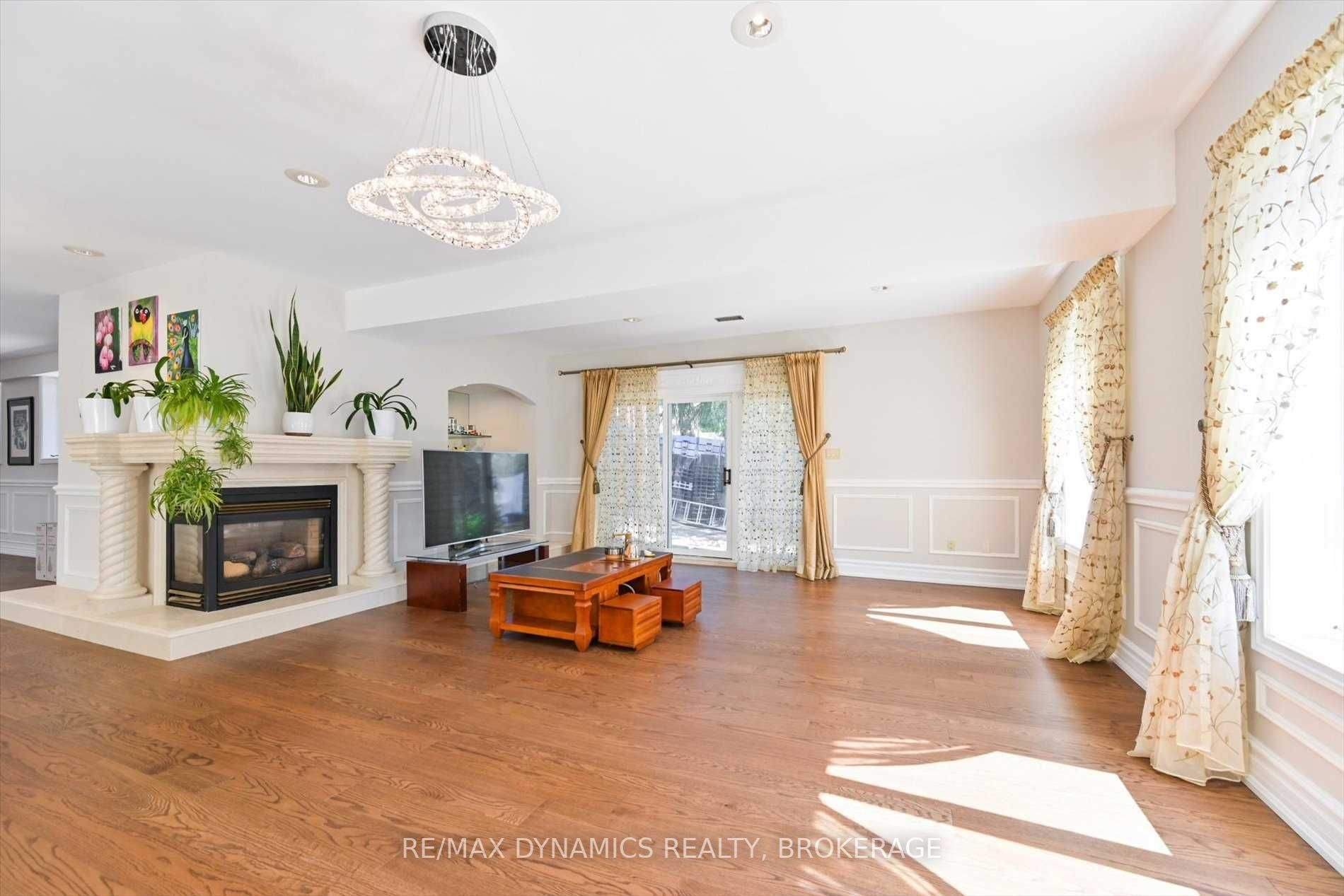 305 Woodland Acres Crescent