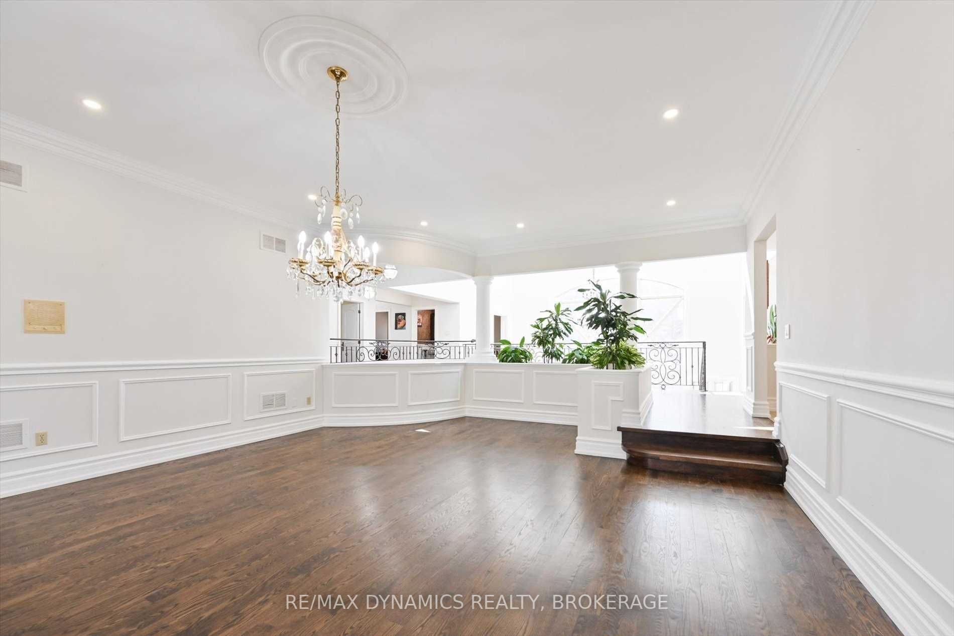 305 Woodland Acres Crescent