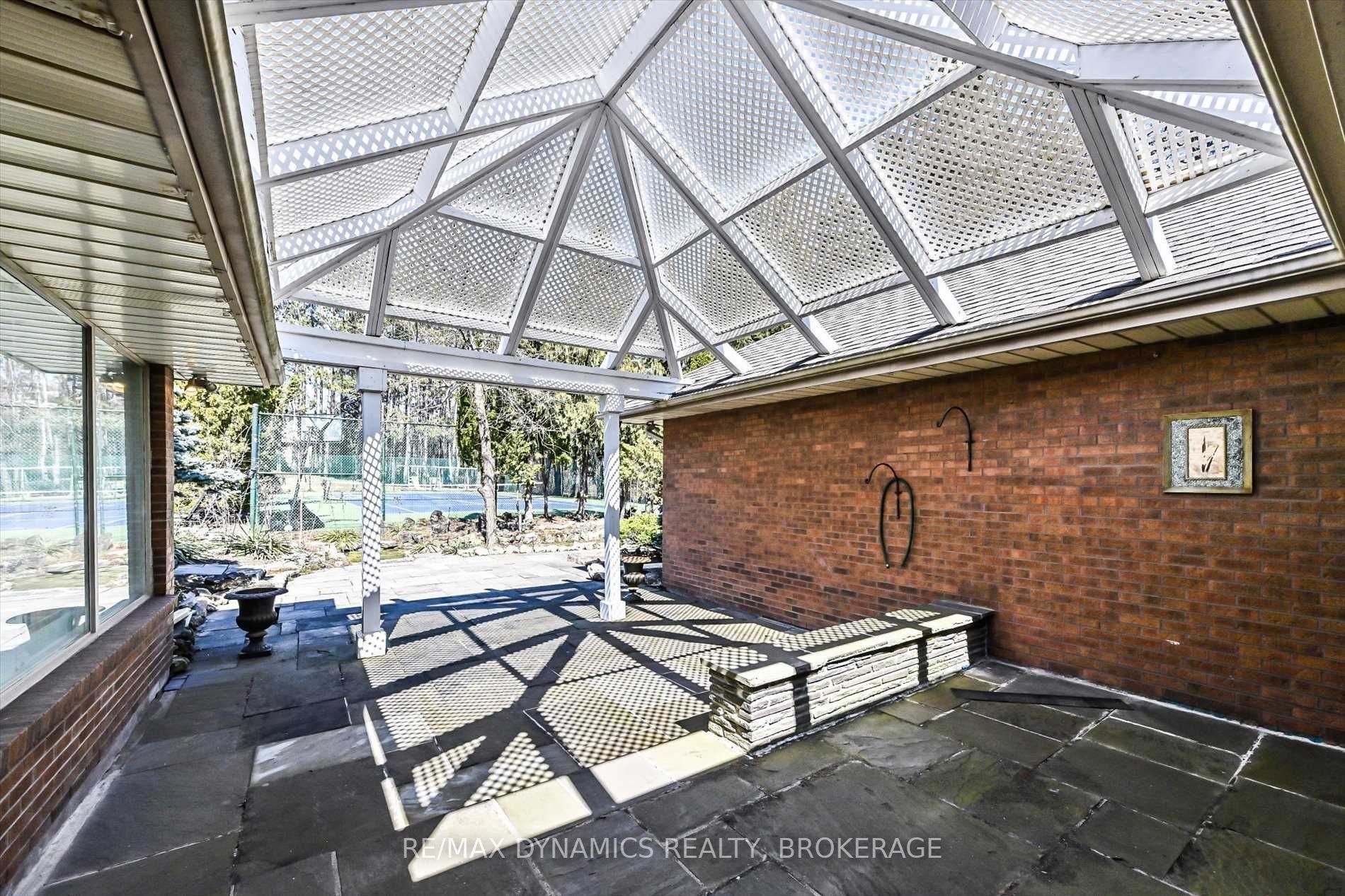 305 Woodland Acres Crescent