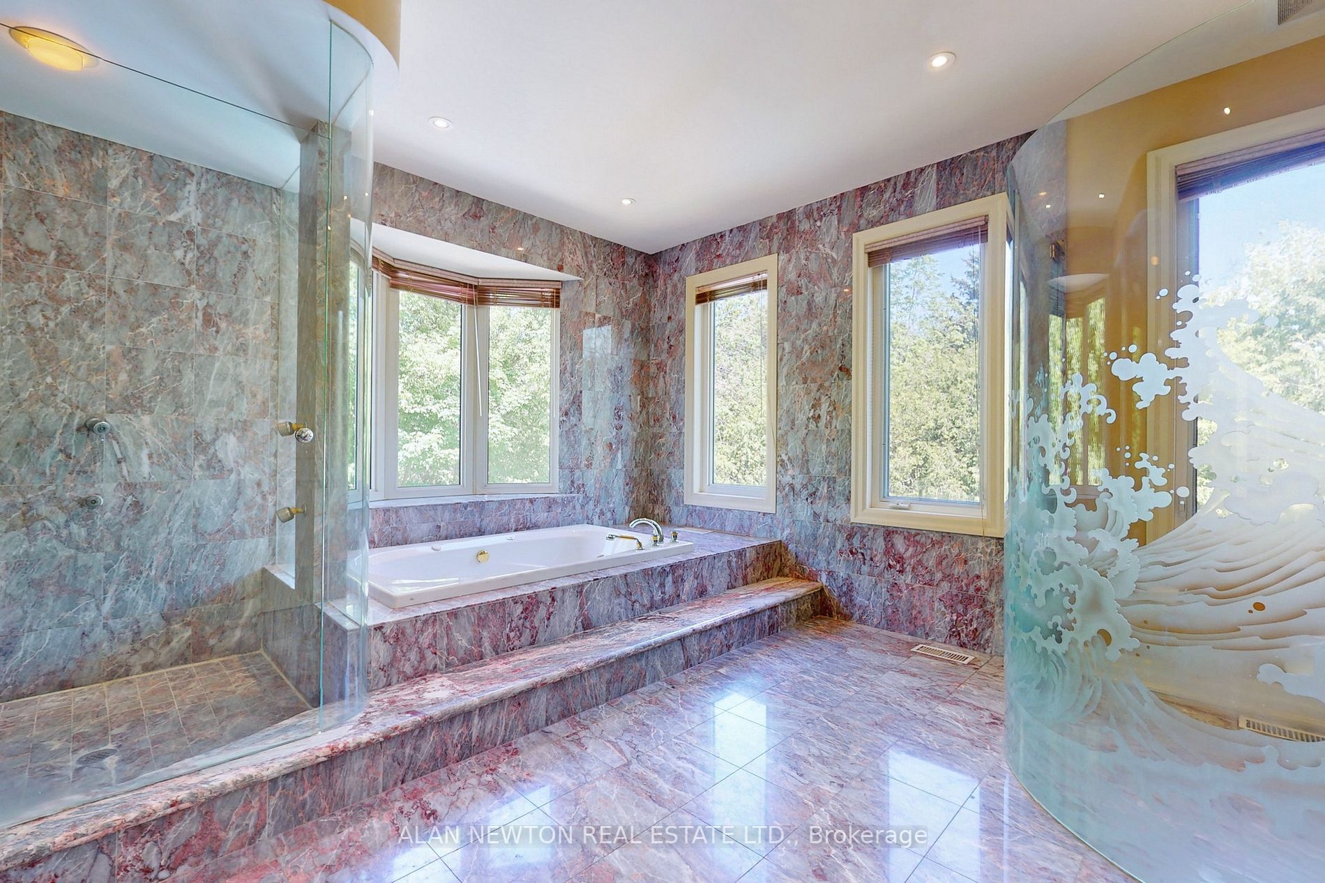 38 Thornridge Dr