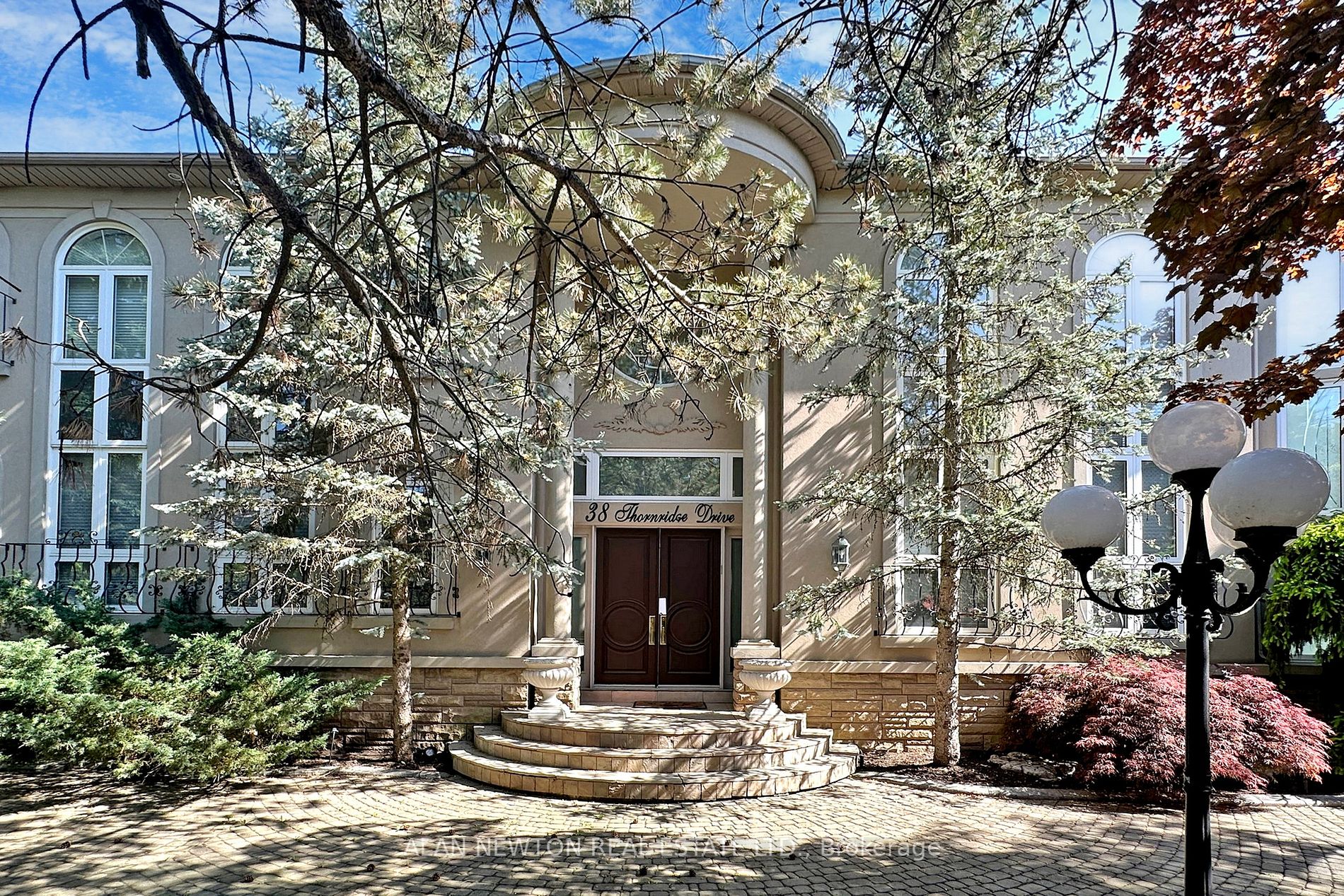 38 Thornridge Dr