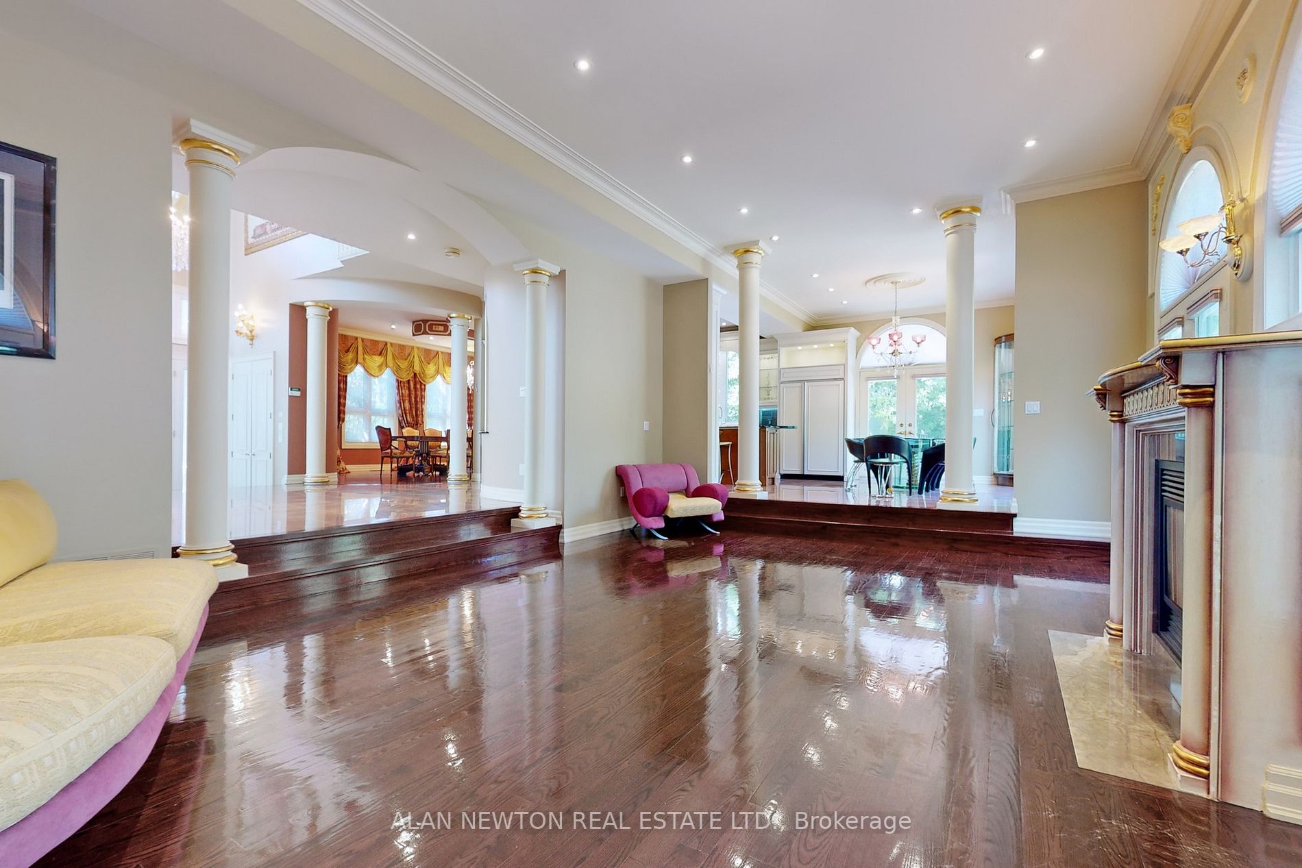 38 Thornridge Dr