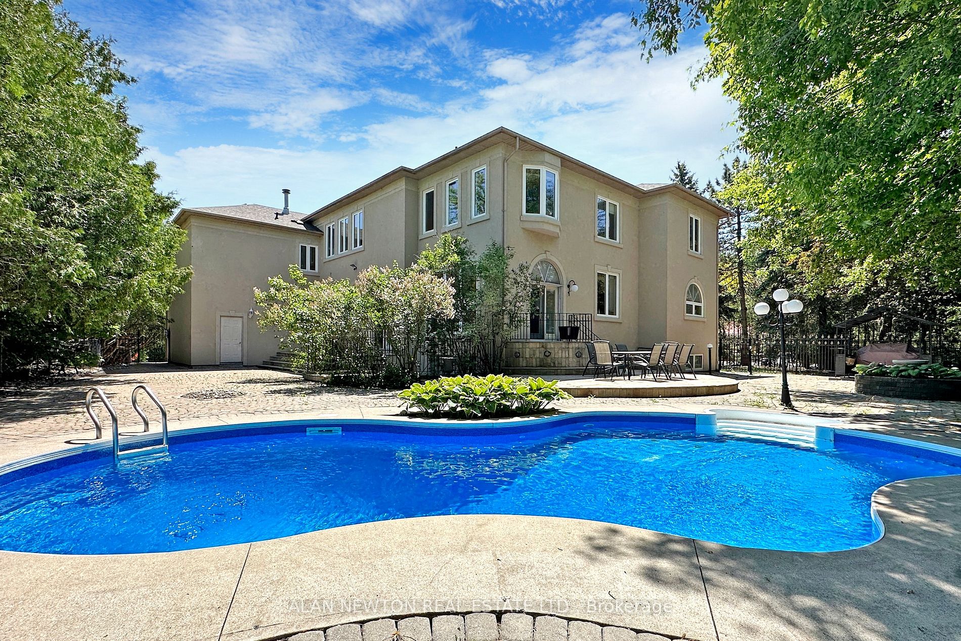 38 Thornridge Dr