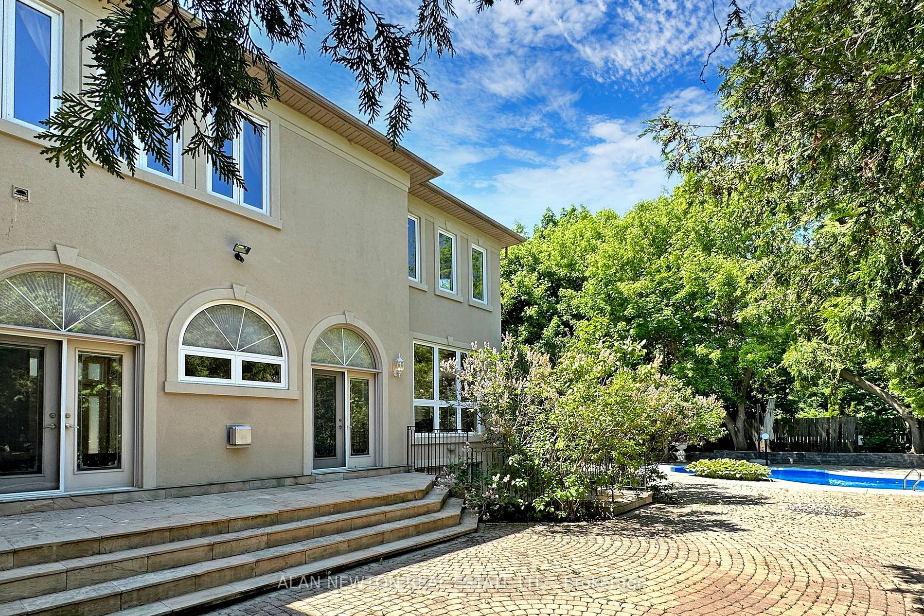 38 Thornridge Dr