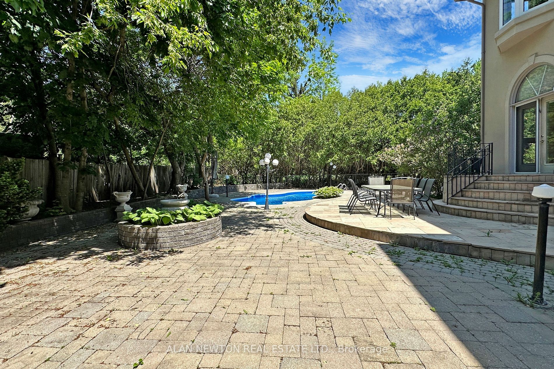 38 Thornridge Dr