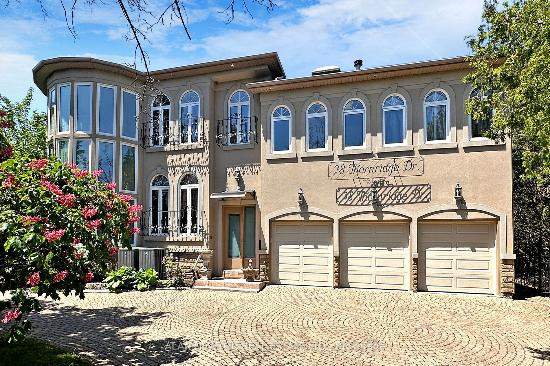 38 Thornridge Dr