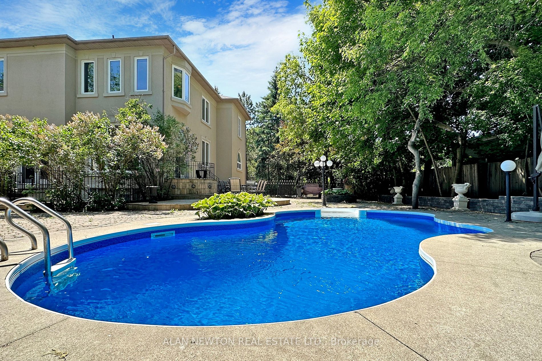 38 Thornridge Dr