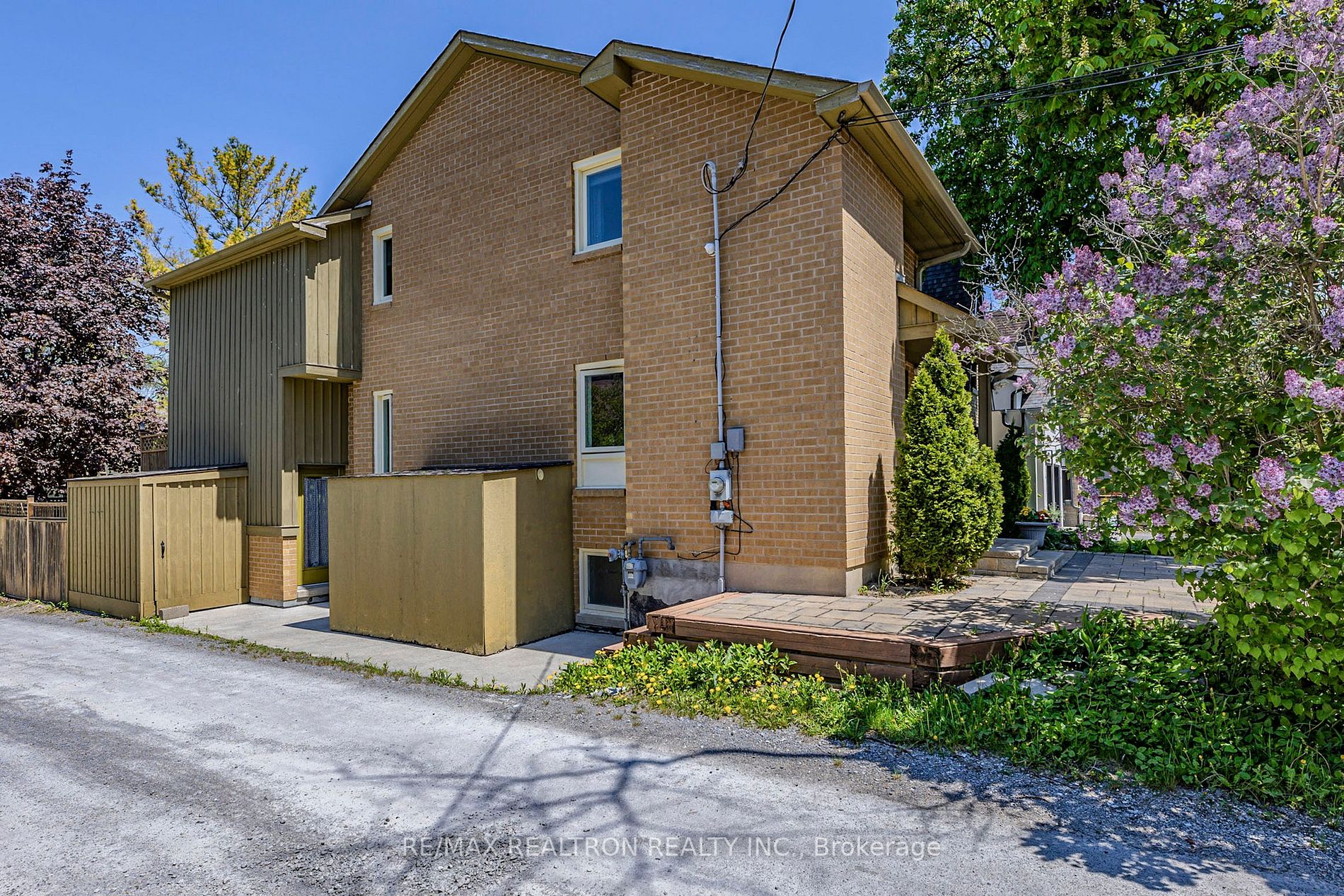 280 Douglas Rd