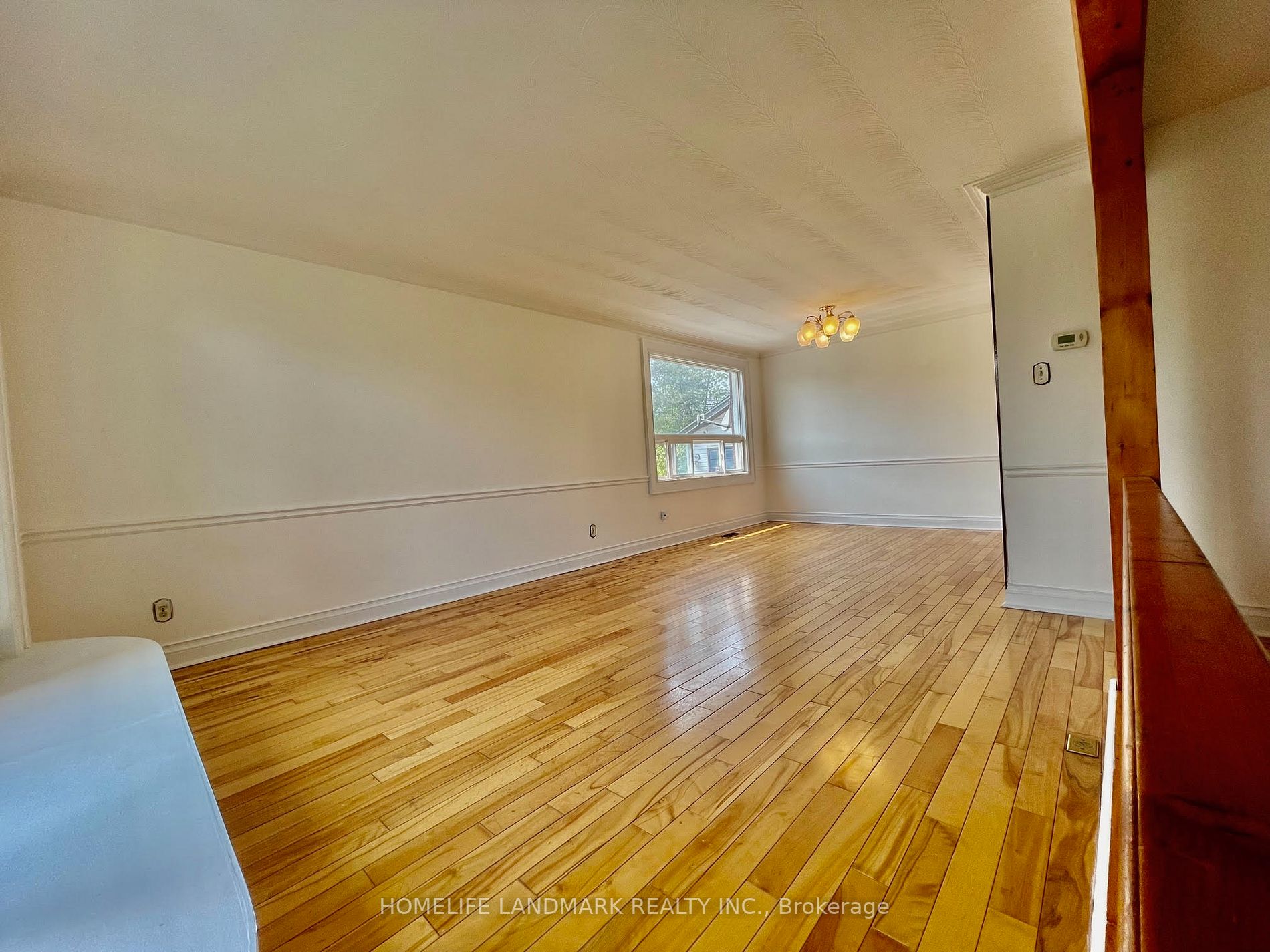 33 Millard Ave E