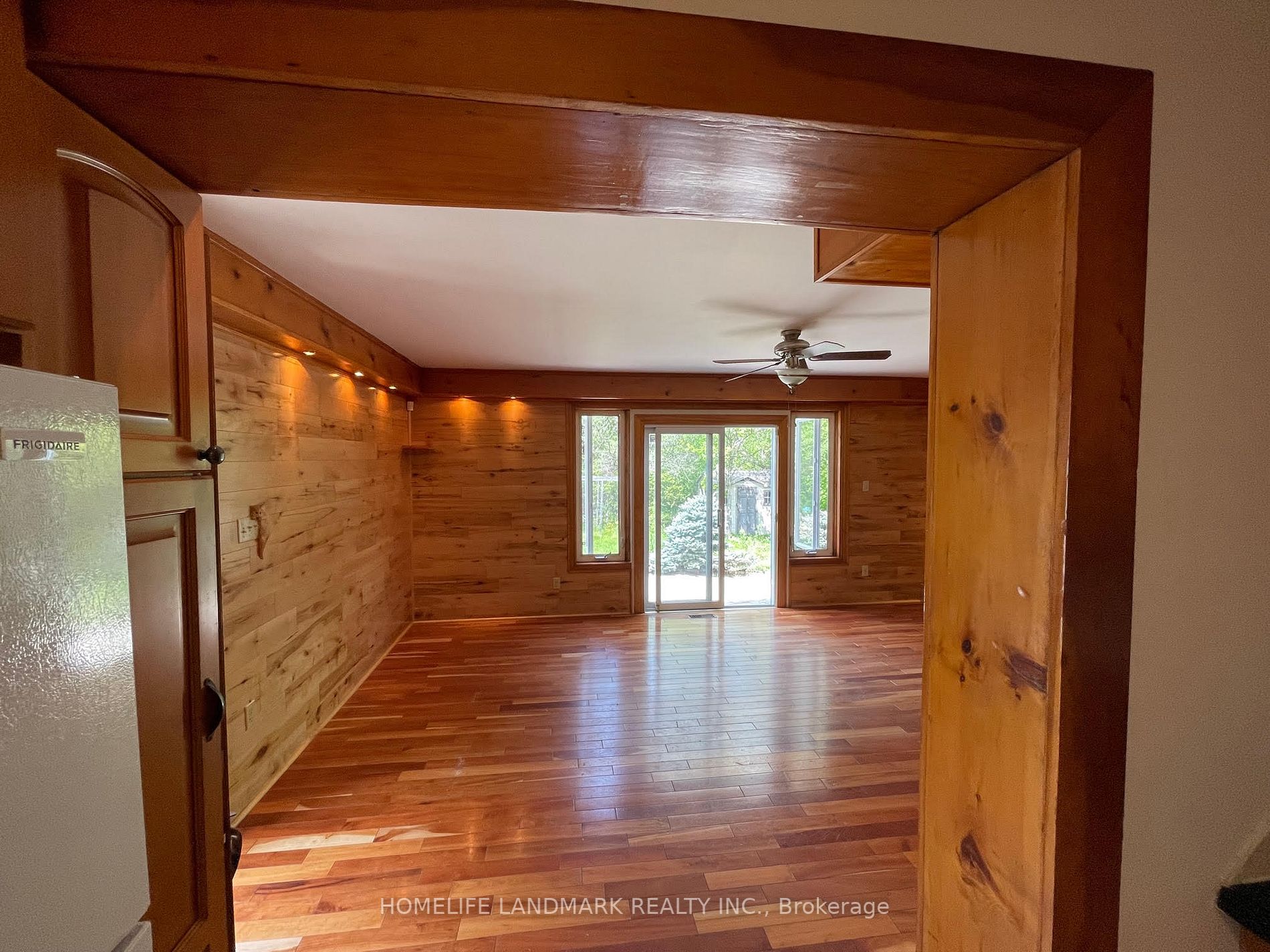 33 Millard Ave E