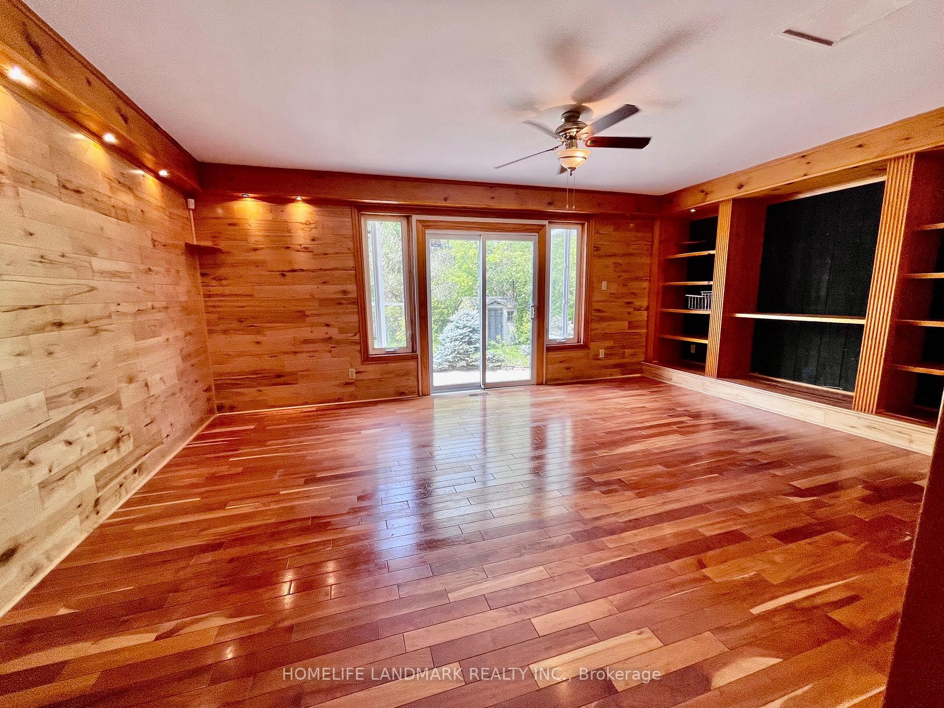 33 Millard Ave E