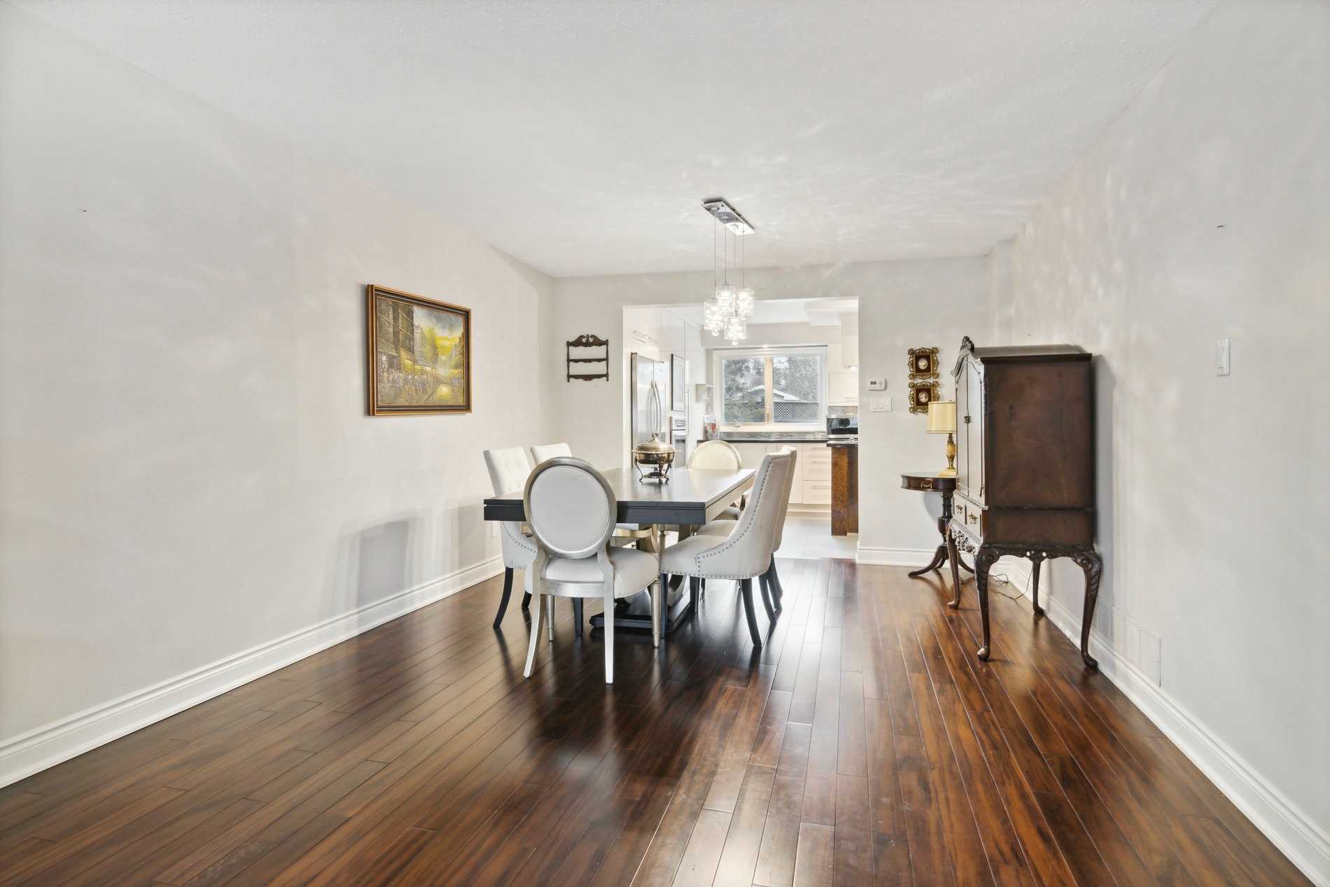 217 Centre St W