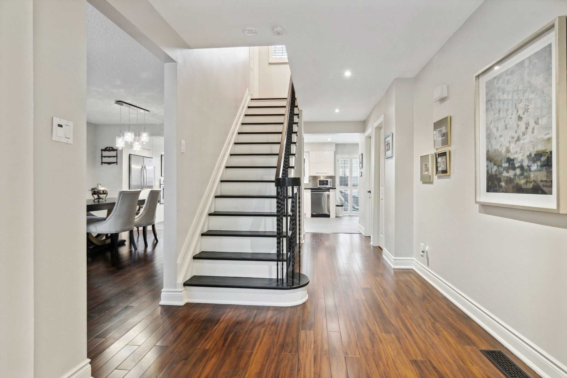 217 Centre St W