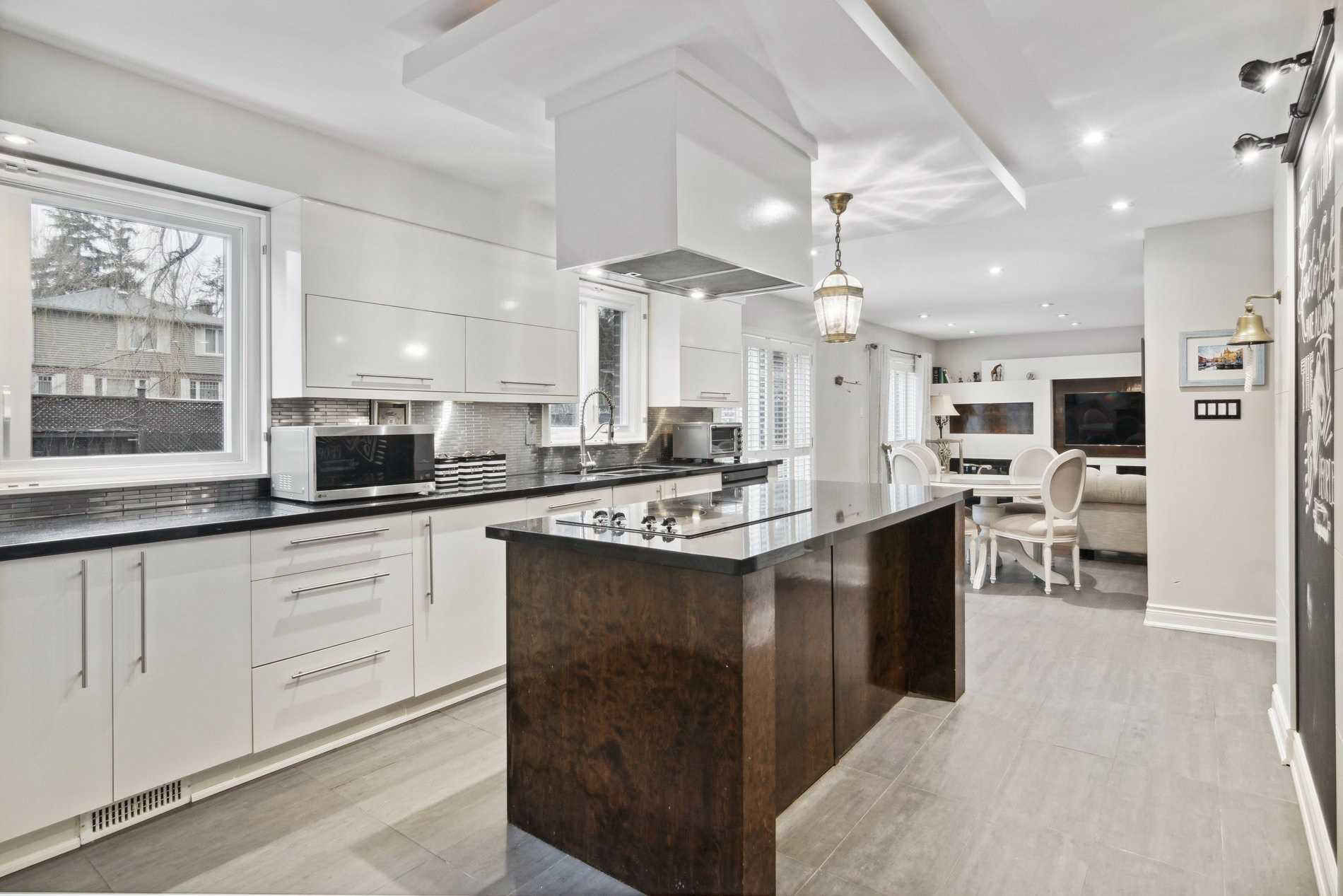 217 Centre St W