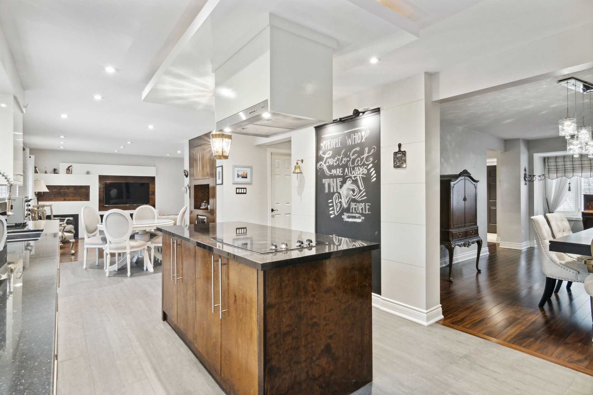 217 Centre St W