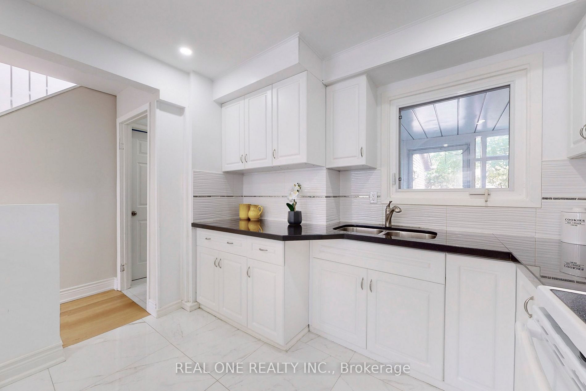 76 Cottsmore Cres