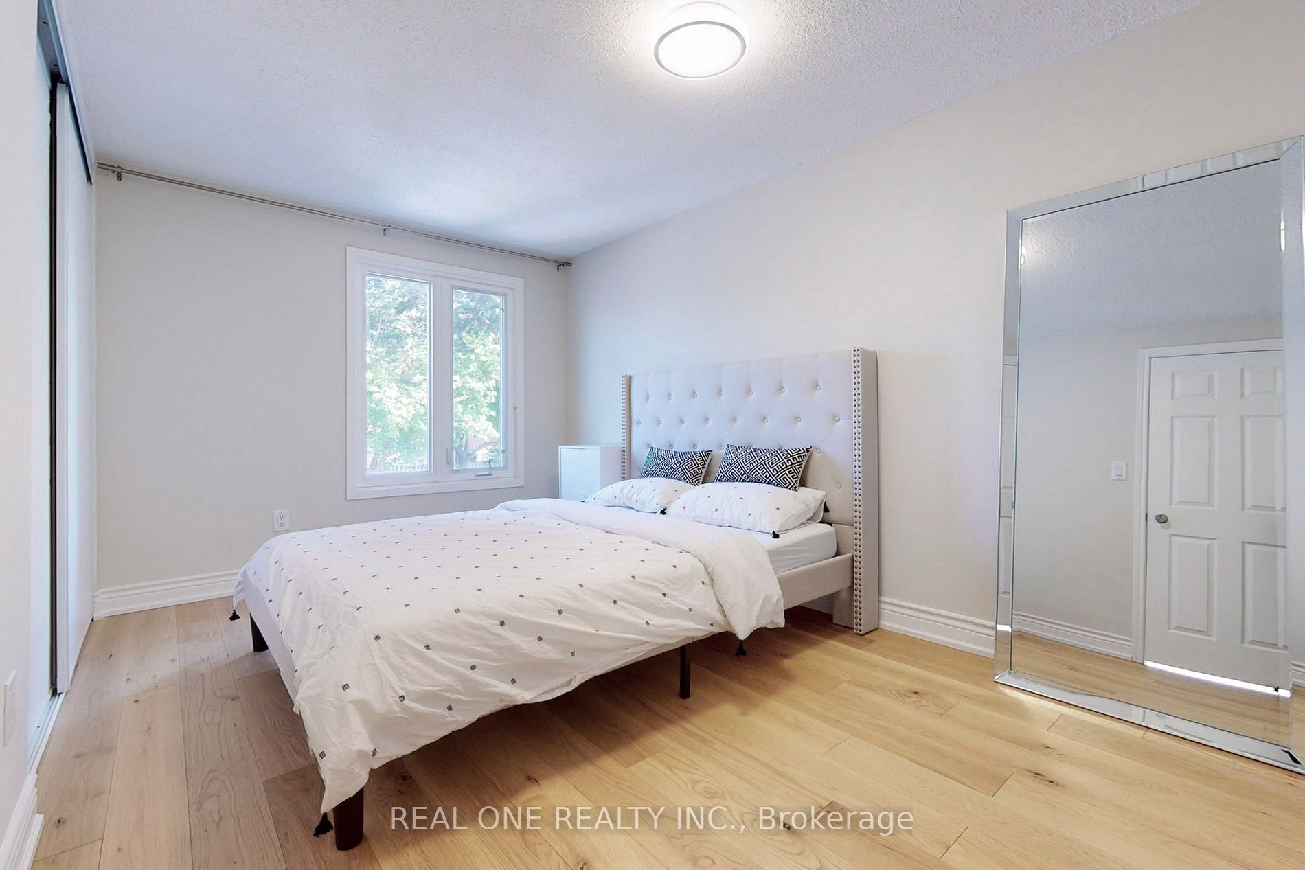76 Cottsmore Cres