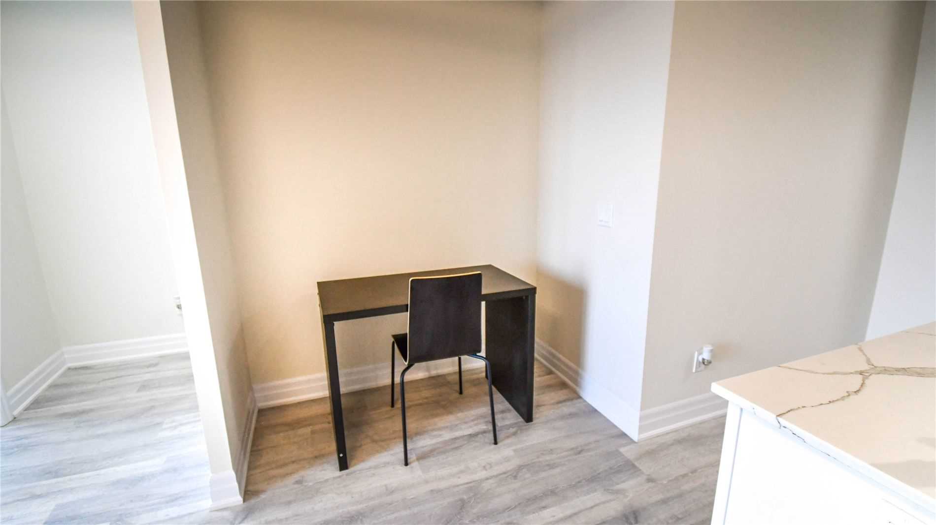9085 Jane St, #811
