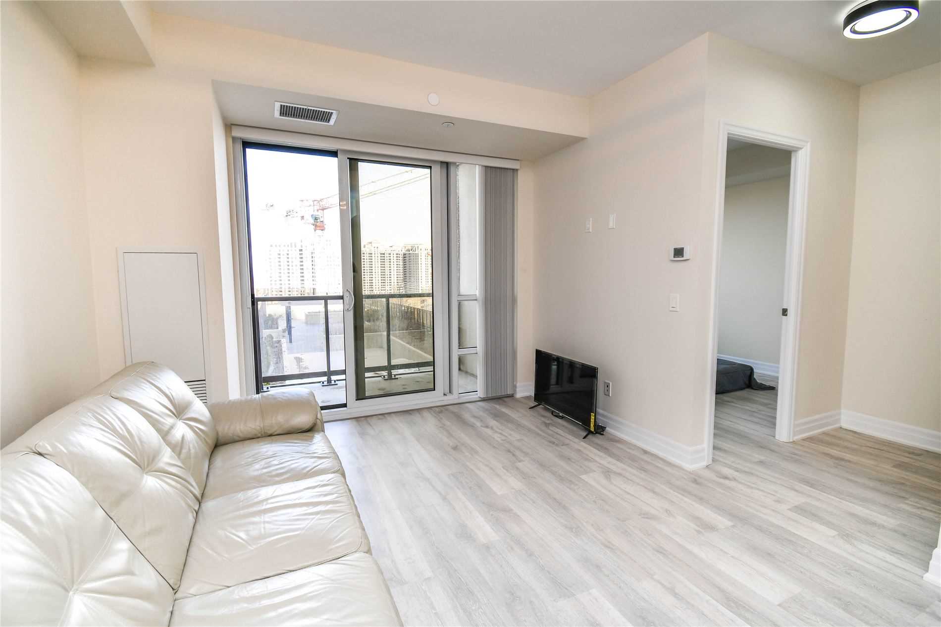 9085 Jane St, #811