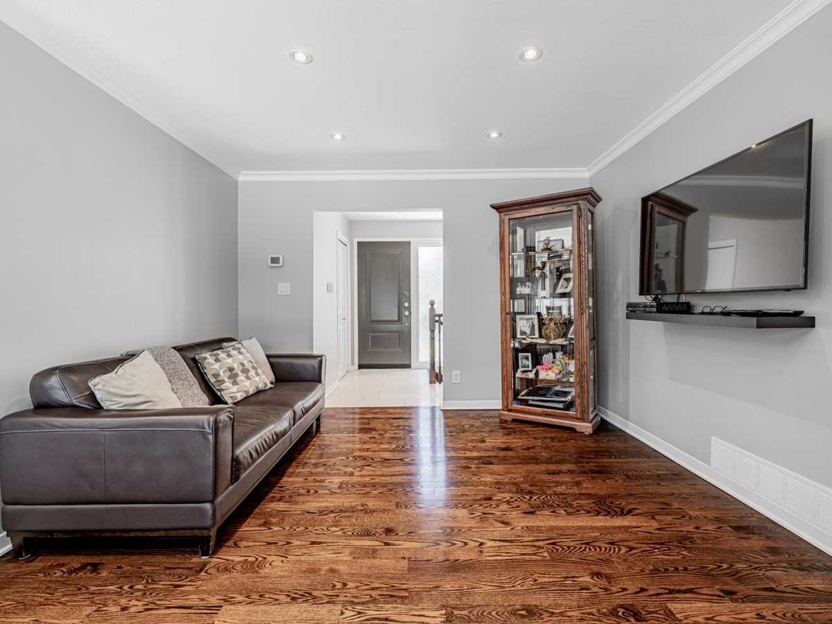 121 Donhill Cres