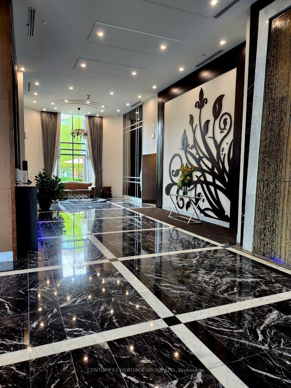 7608 Yonge St, #207