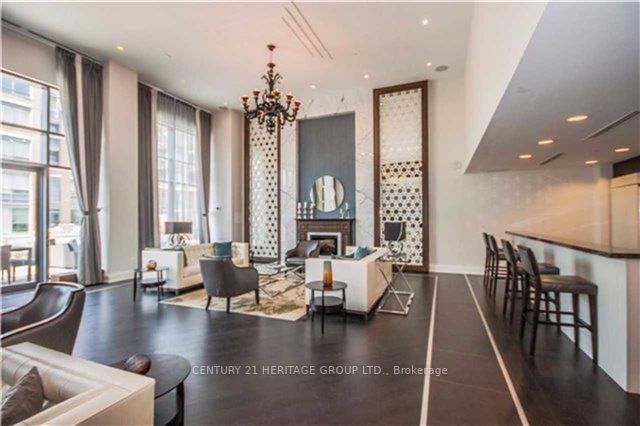 7608 Yonge St, #207