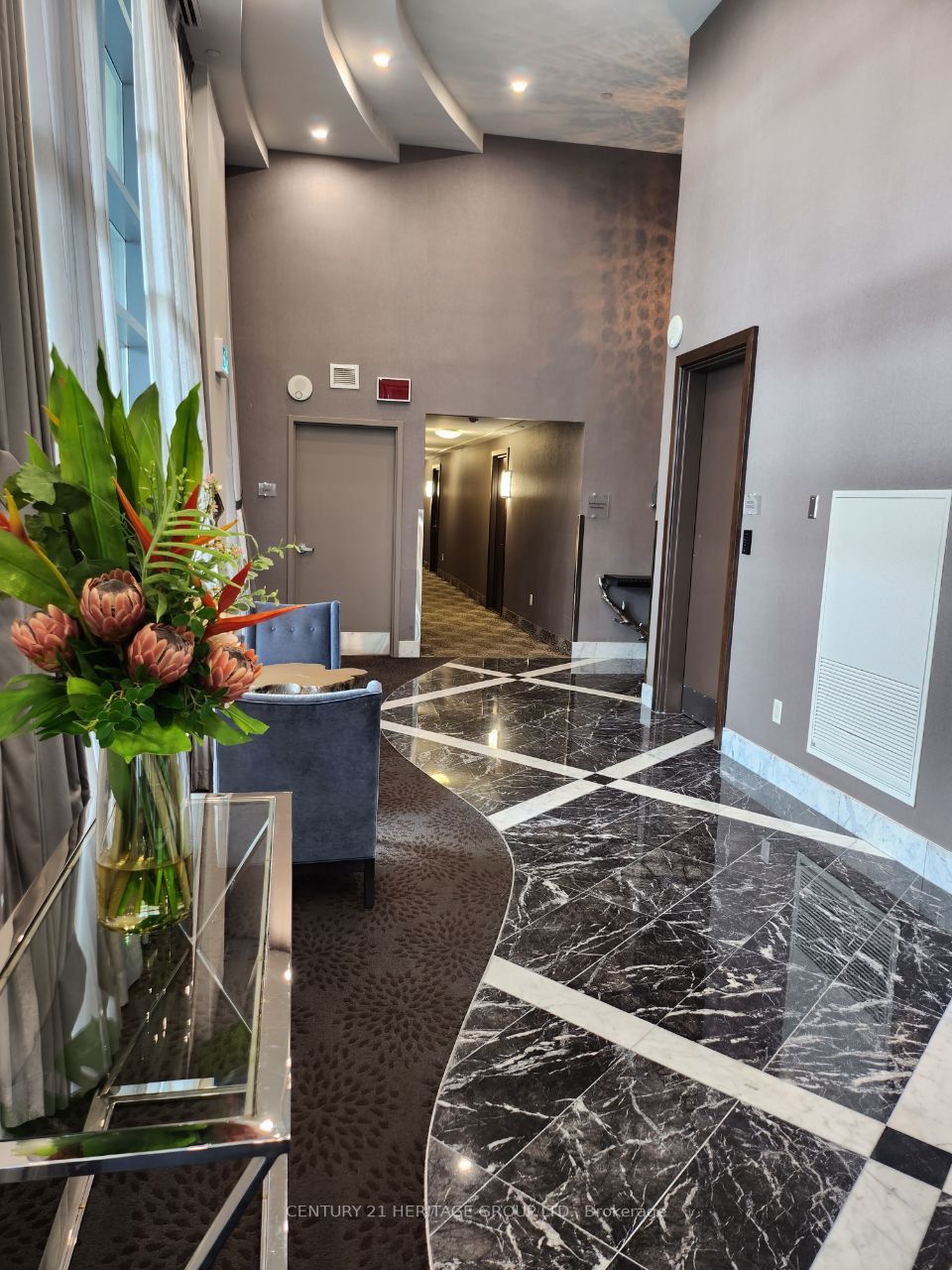 7608 Yonge St, #207
