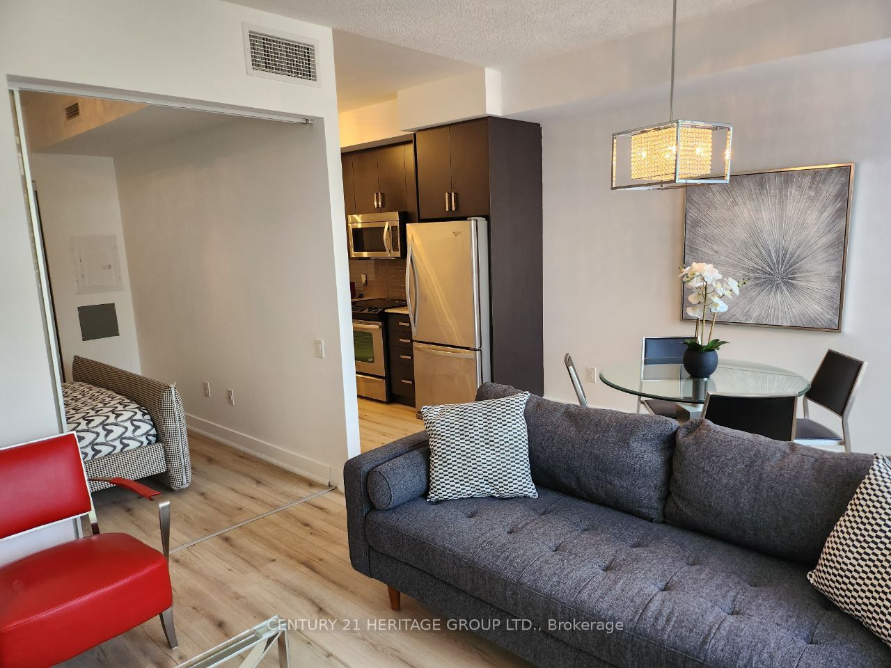 7608 Yonge St, #207