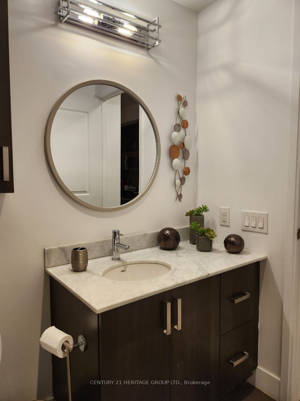 7608 Yonge St, #207
