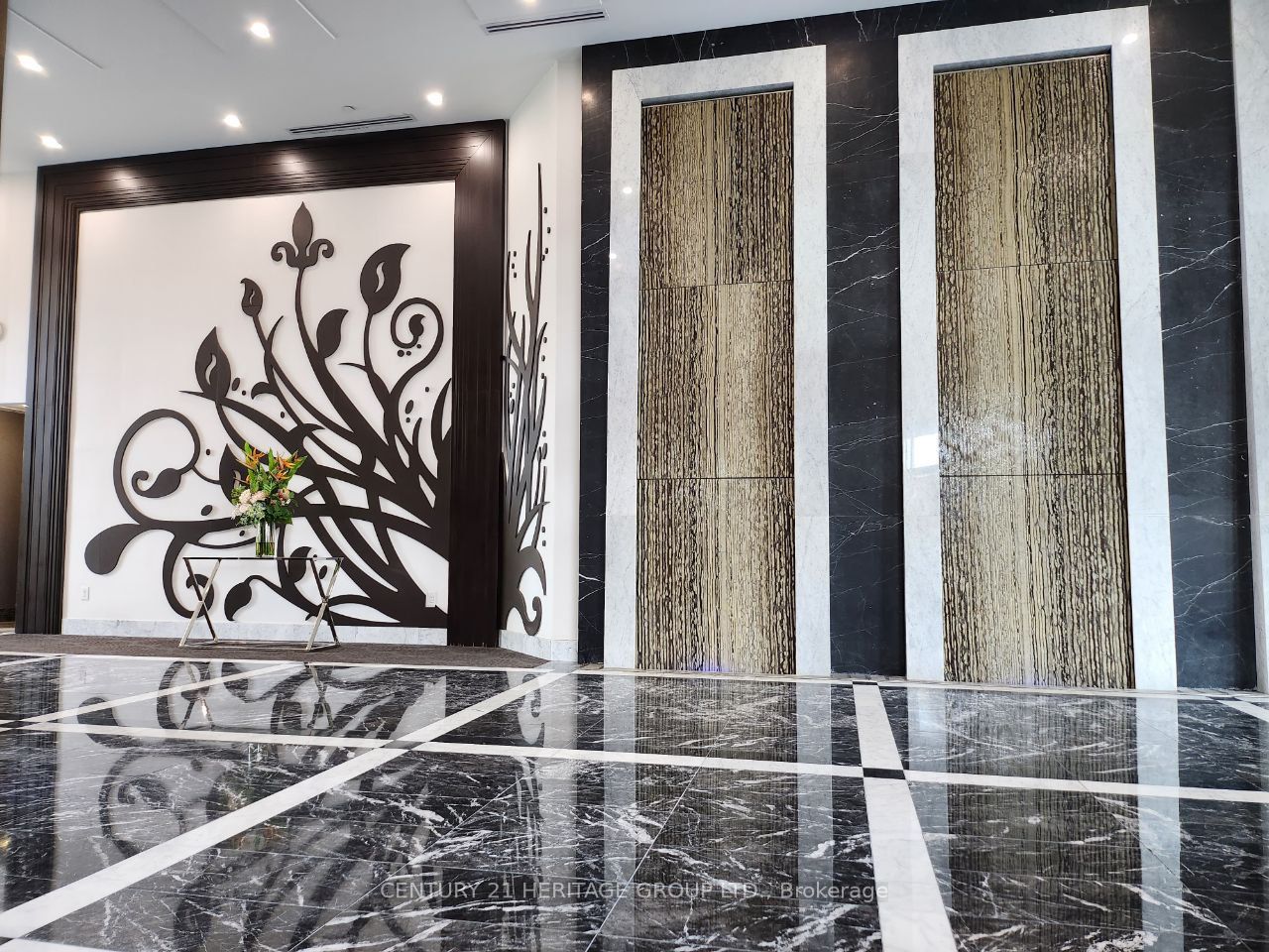 7608 Yonge St, #207