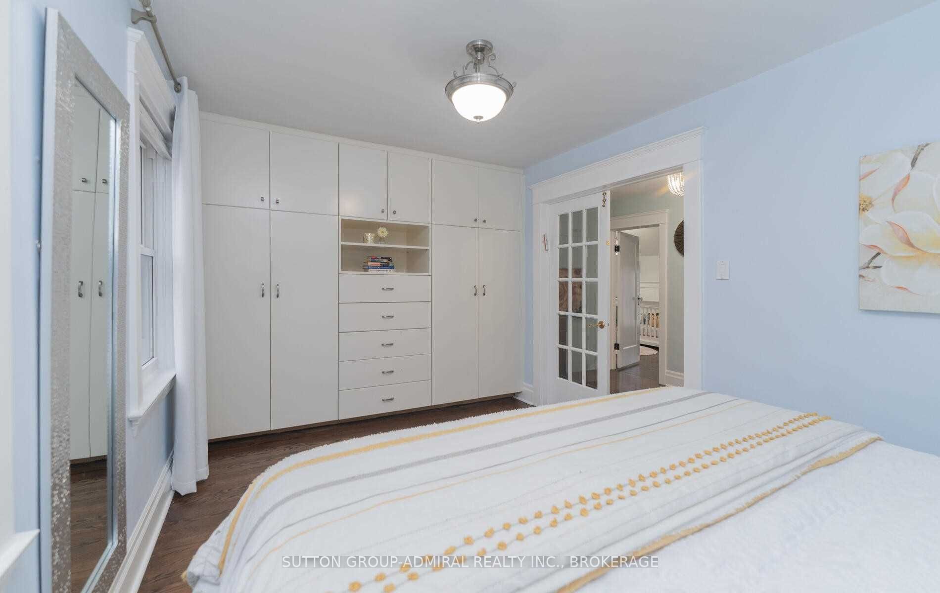16 Elizabeth Street S