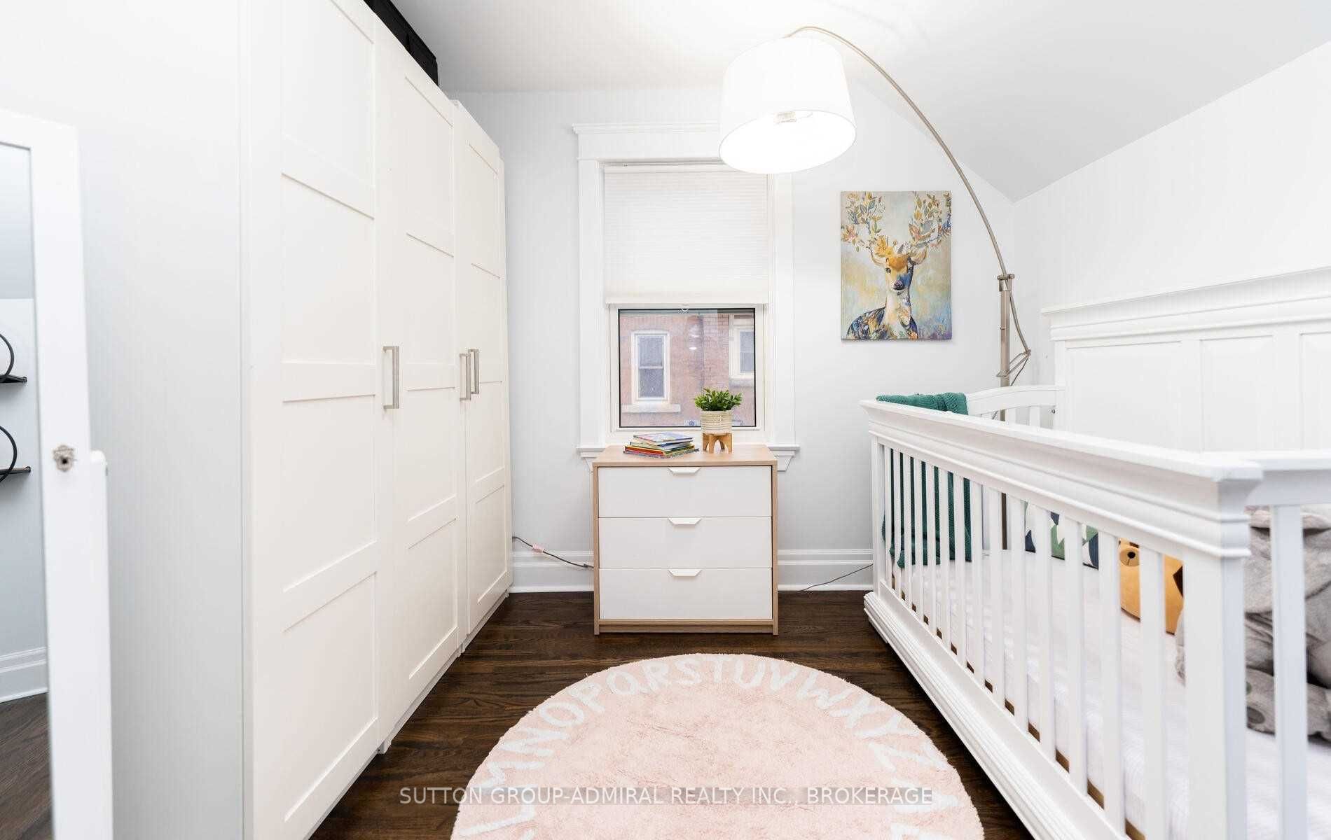 16 Elizabeth Street S