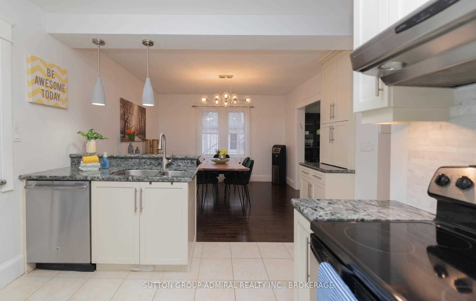 16 Elizabeth Street S