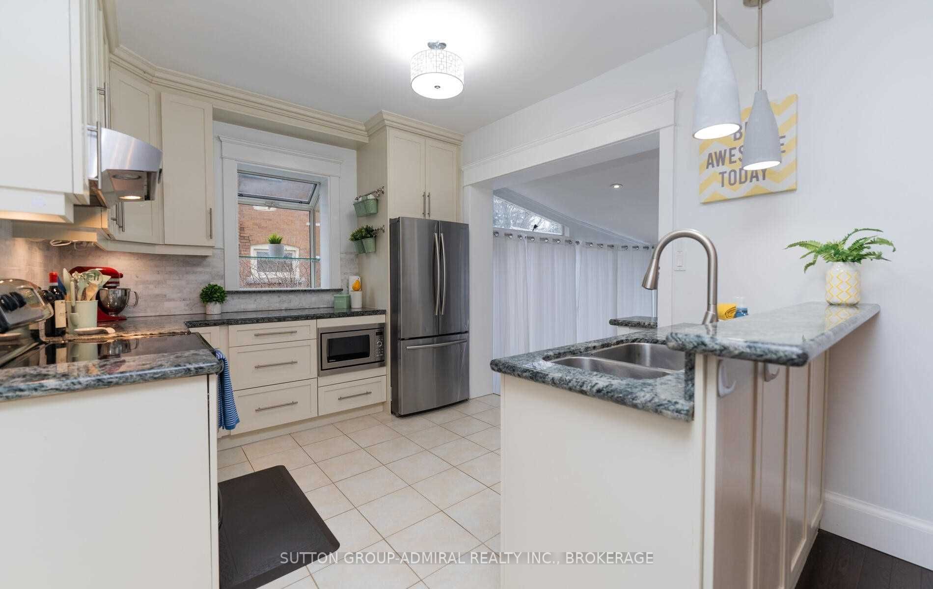 16 Elizabeth Street S