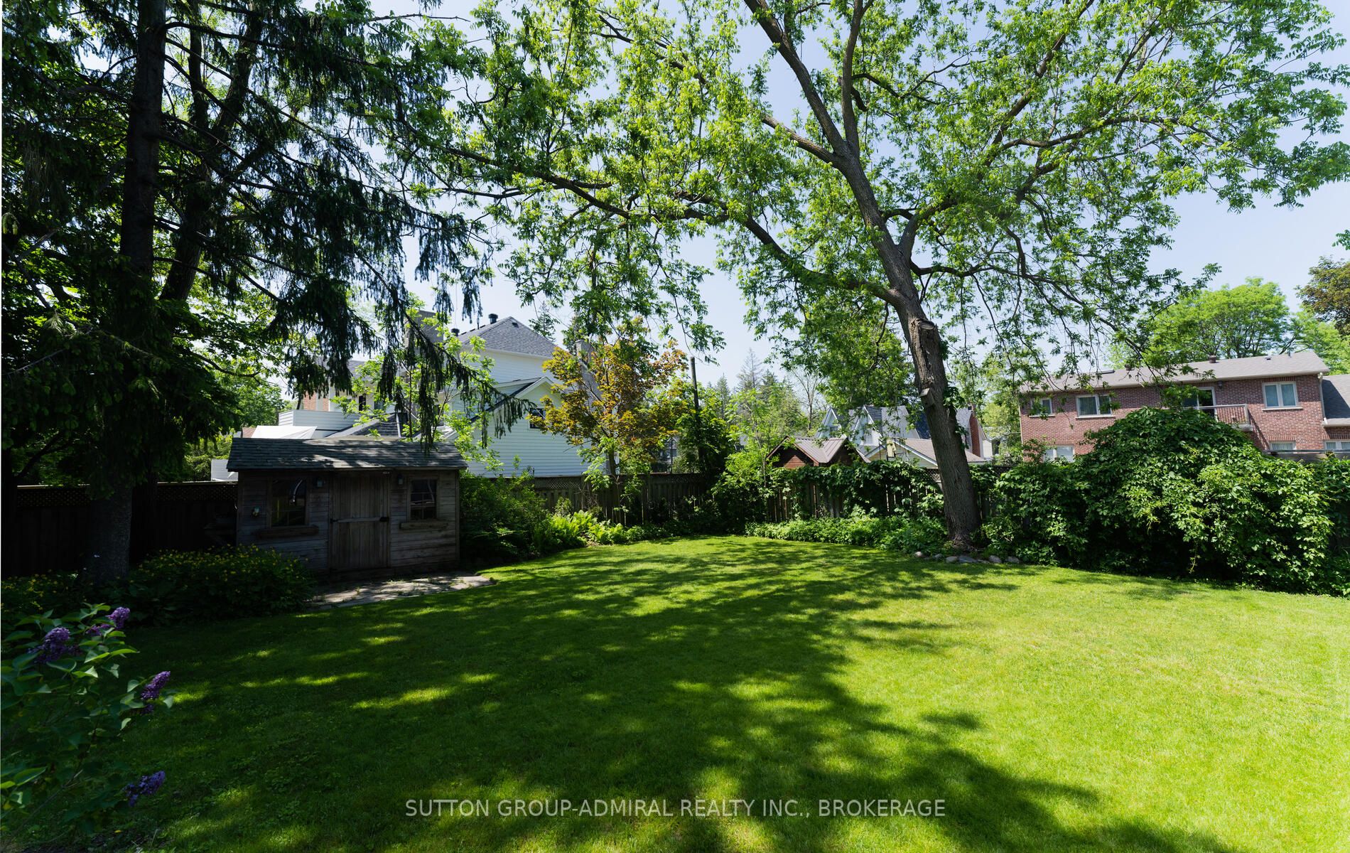 16 Elizabeth Street S