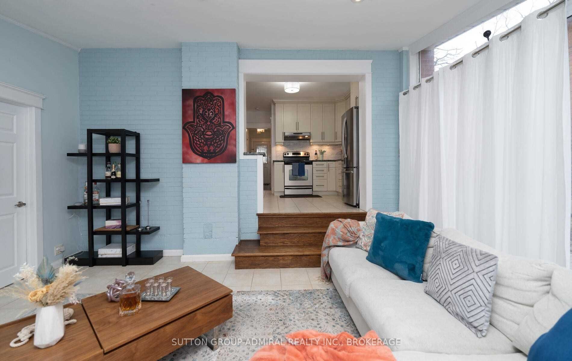 16 Elizabeth Street S