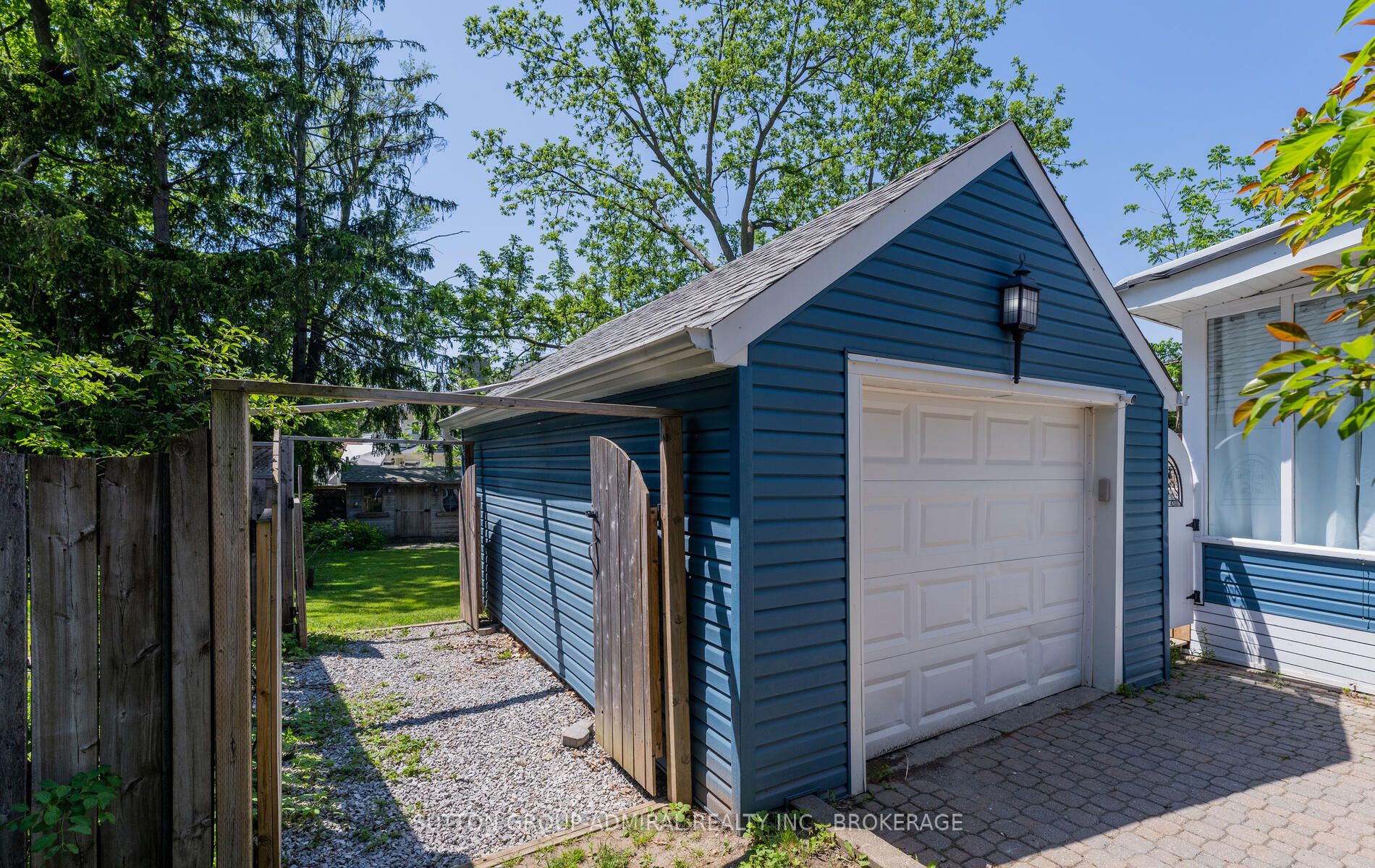 16 Elizabeth Street S