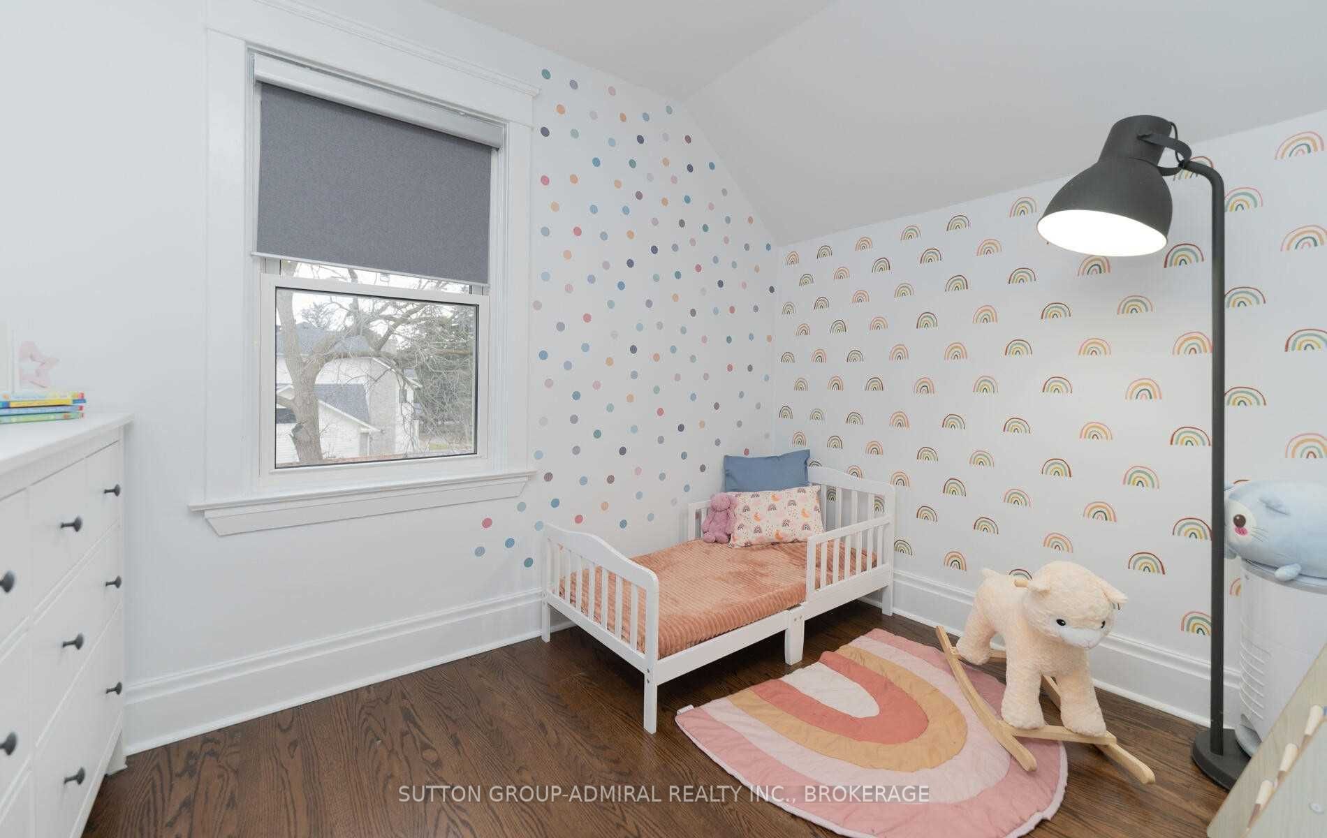 16 Elizabeth Street S