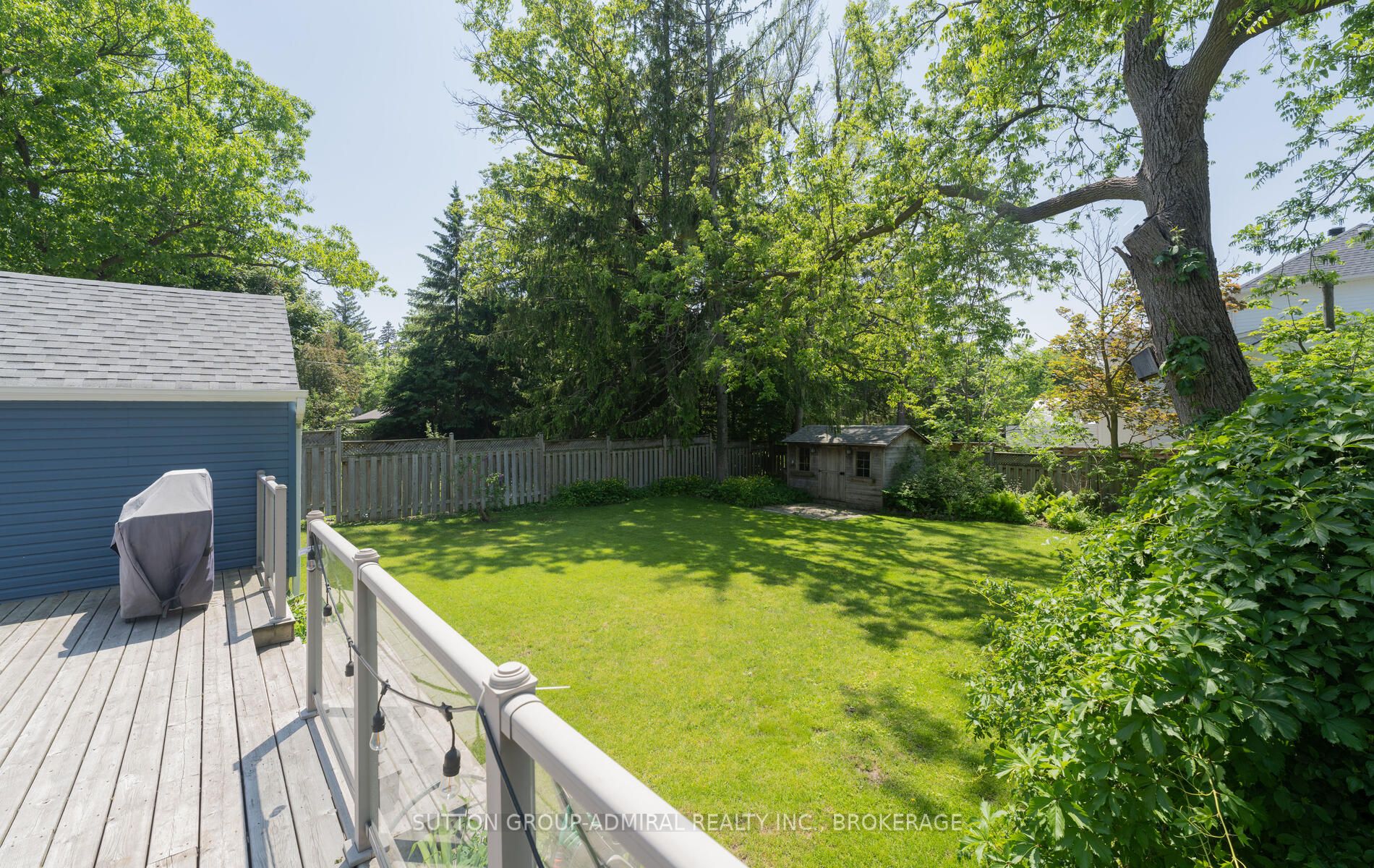 16 Elizabeth Street S