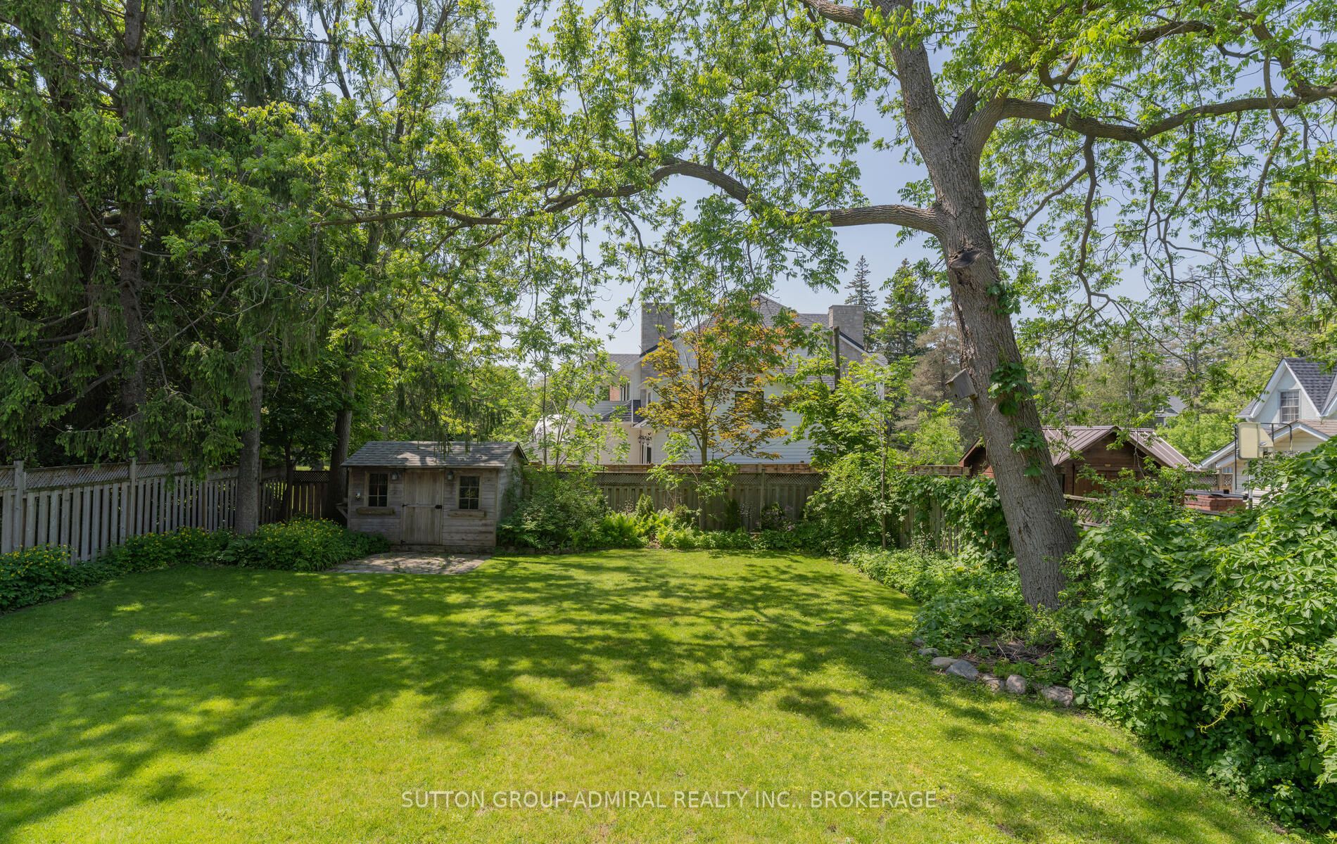 16 Elizabeth Street S