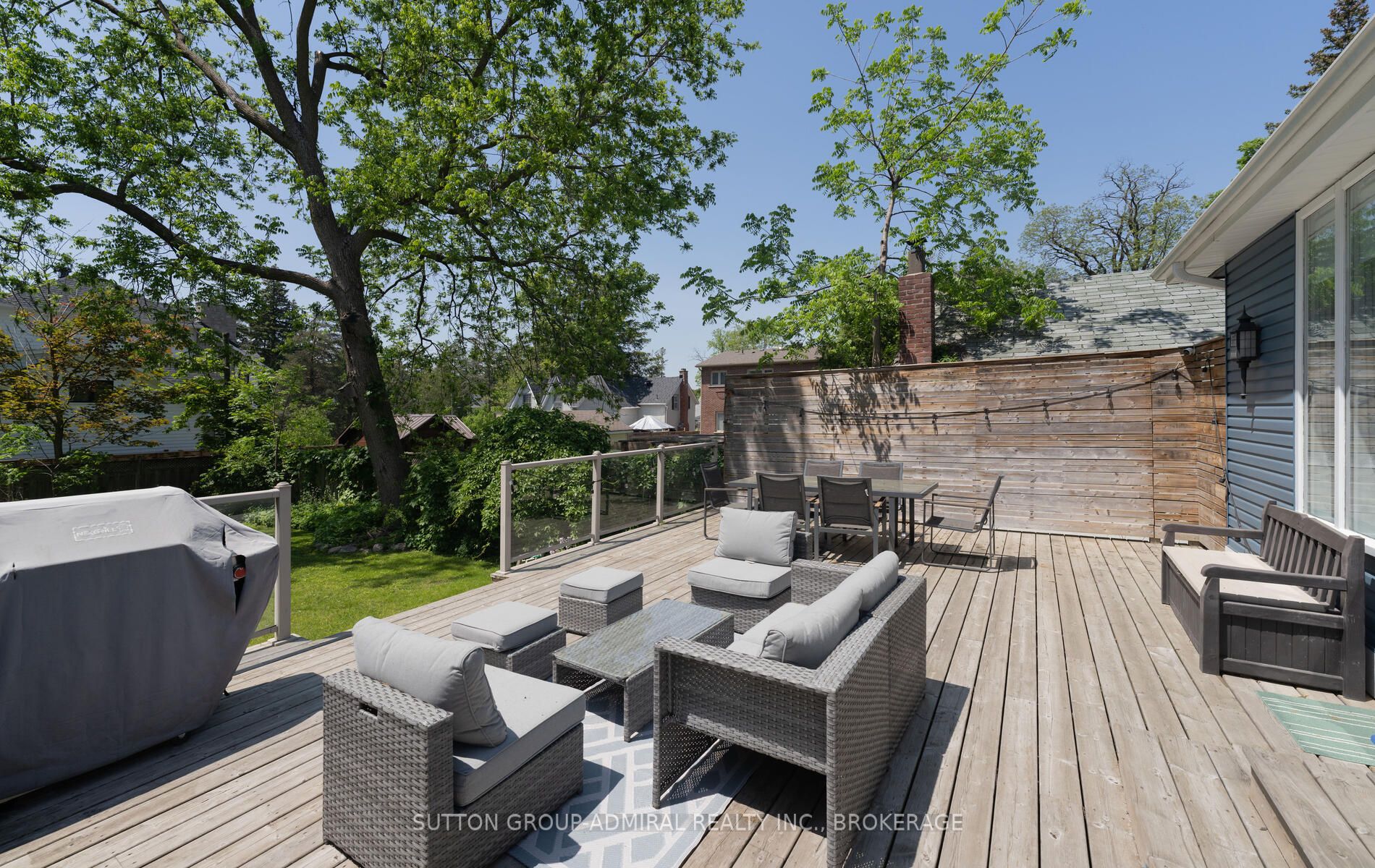 16 Elizabeth Street S