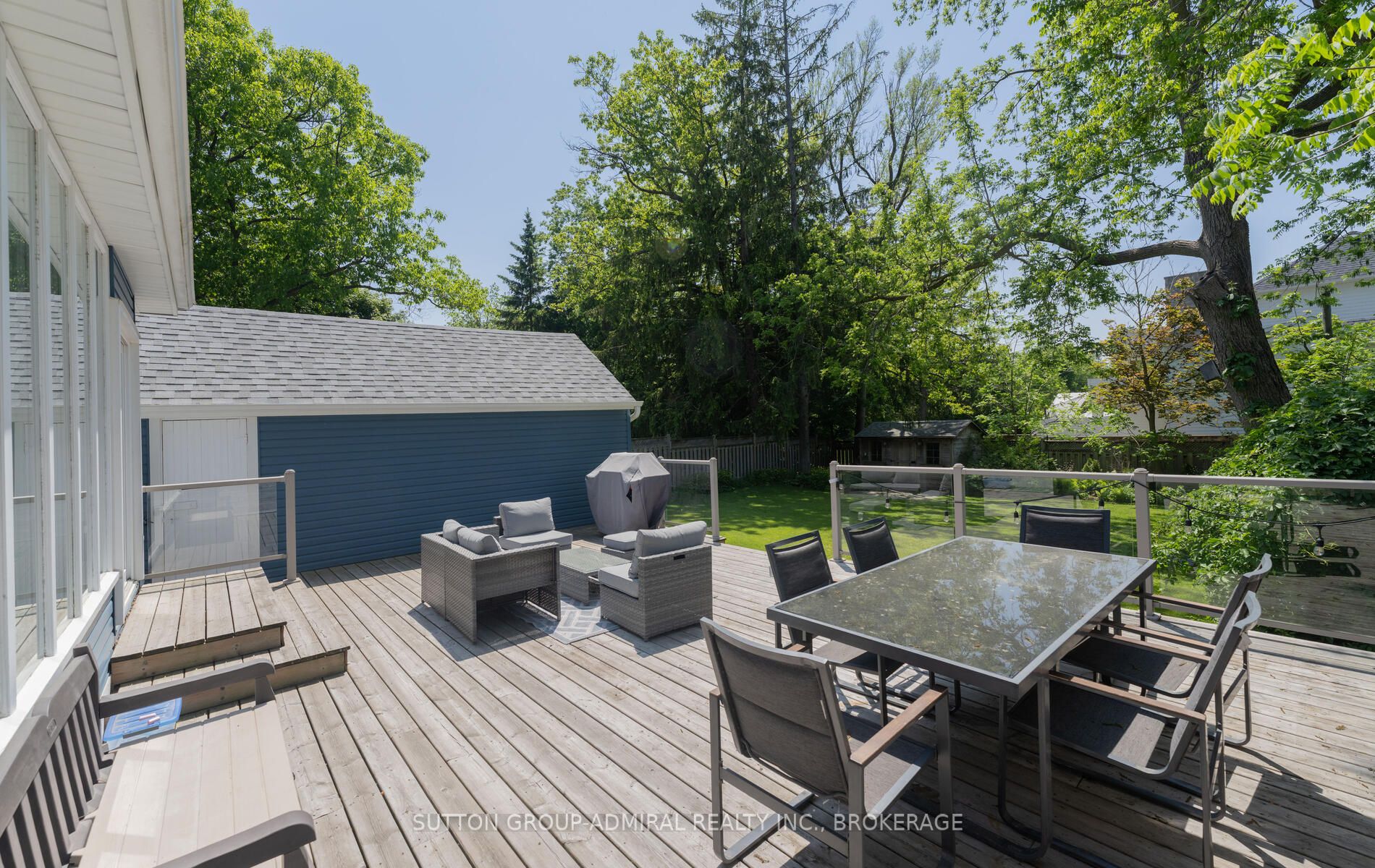 16 Elizabeth Street S